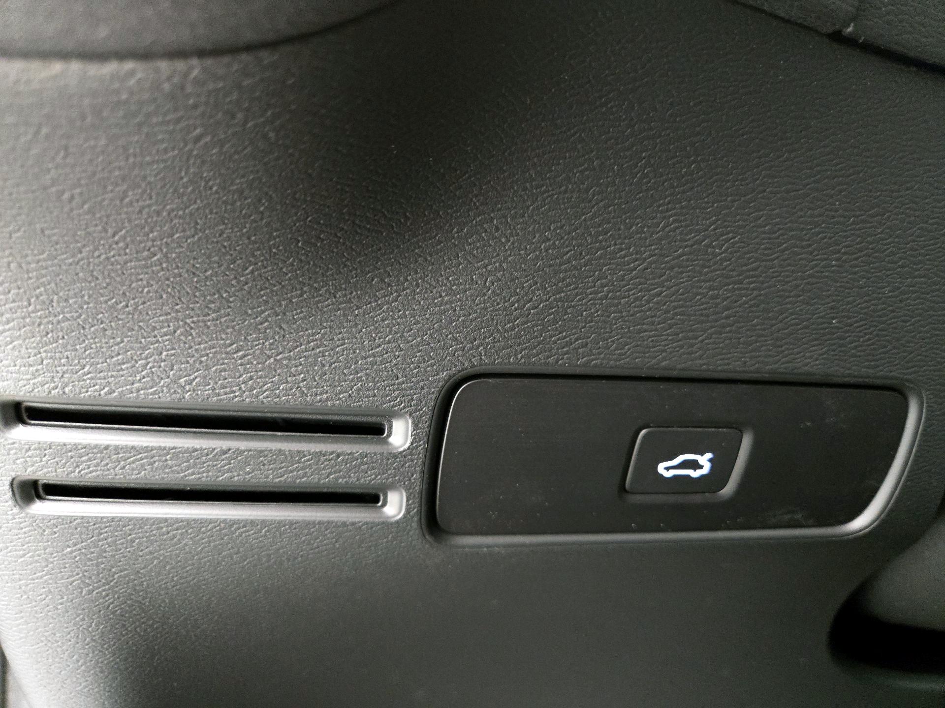 Thumbnail: 2023 Volvo XC40 - 13