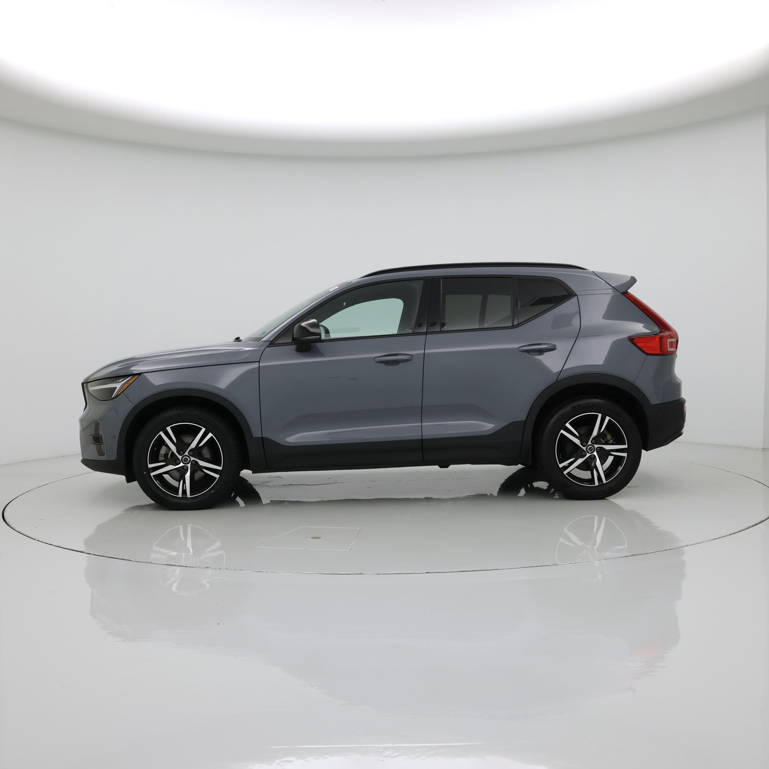 Thumbnail: 2023 Volvo XC40 - 3
