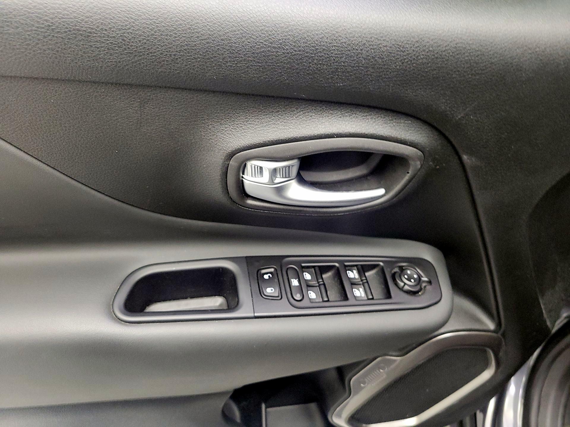 Thumbnail: 2022 Jeep Renegade - 10