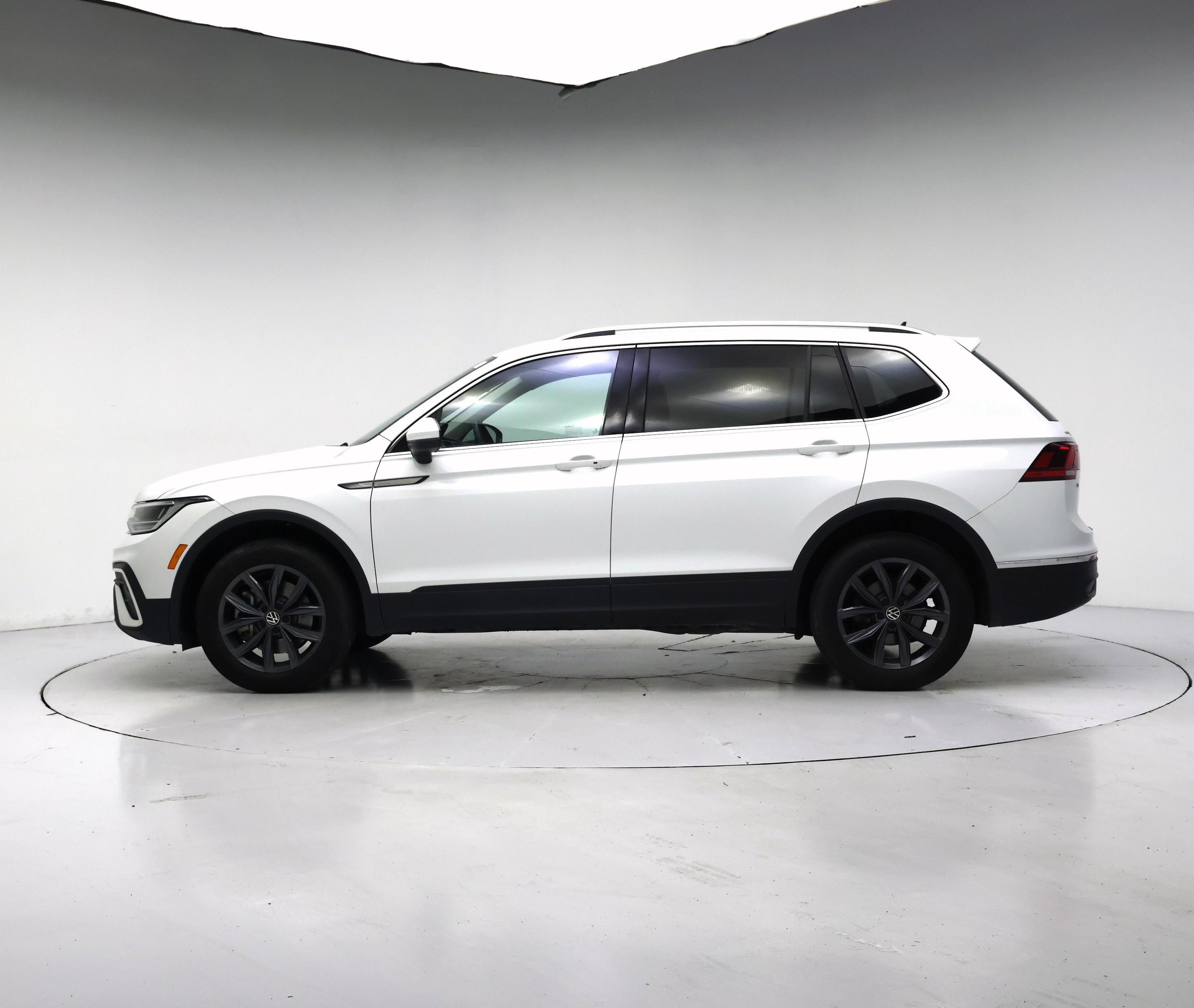 Thumbnail: 2022 Volkswagen Tiguan - 3