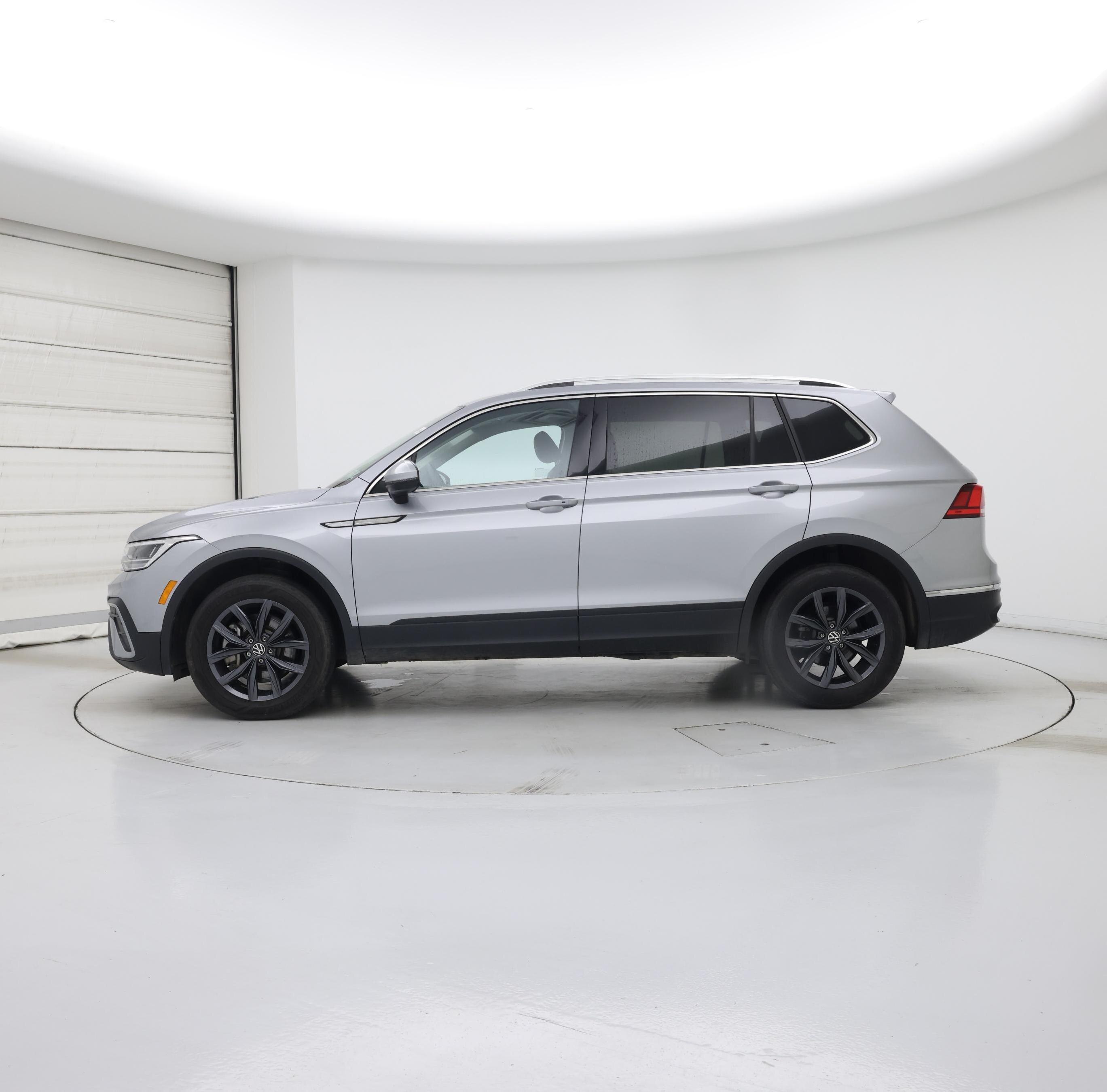 Thumbnail: 2023 Volkswagen Tiguan - 3