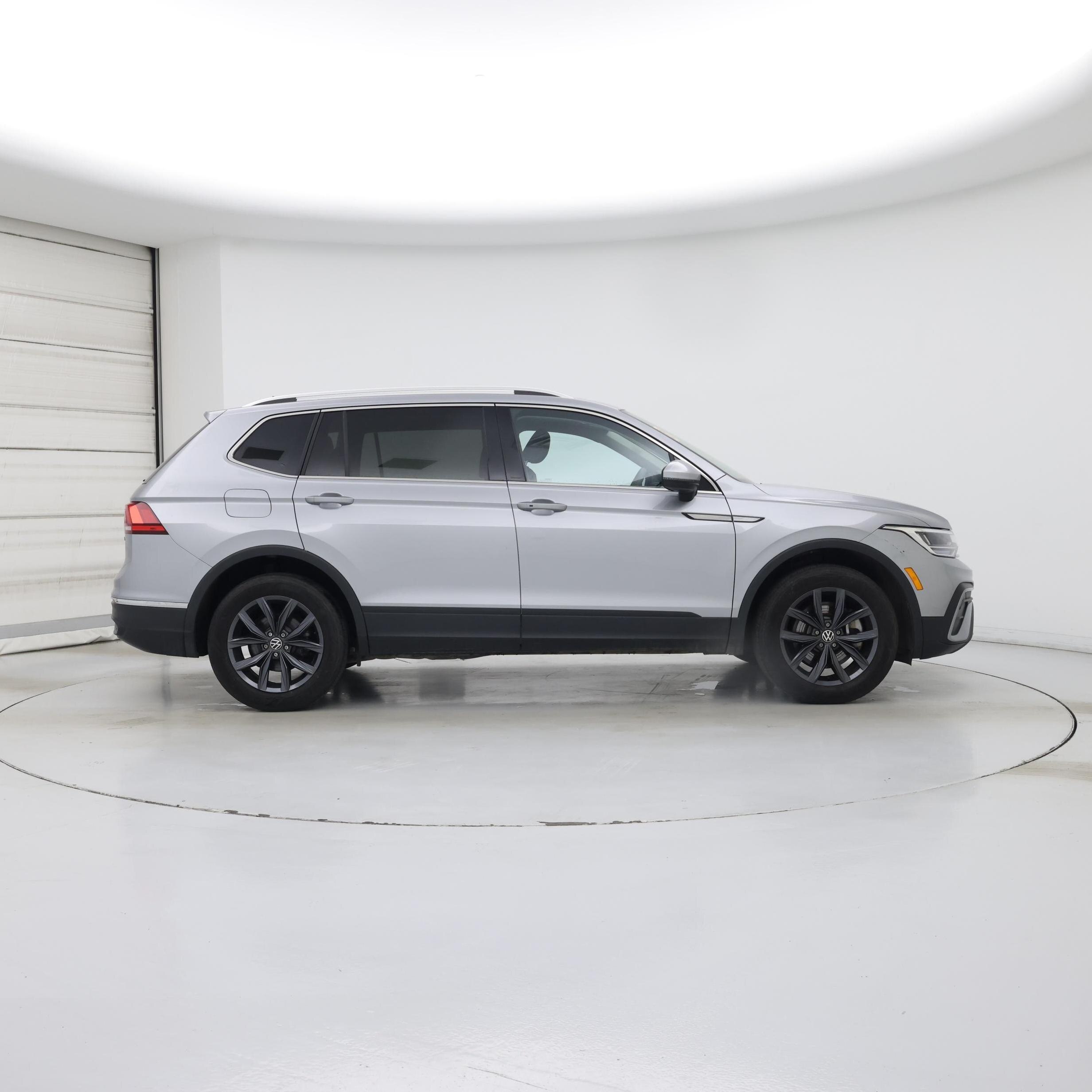 Thumbnail: 2023 Volkswagen Tiguan - 7