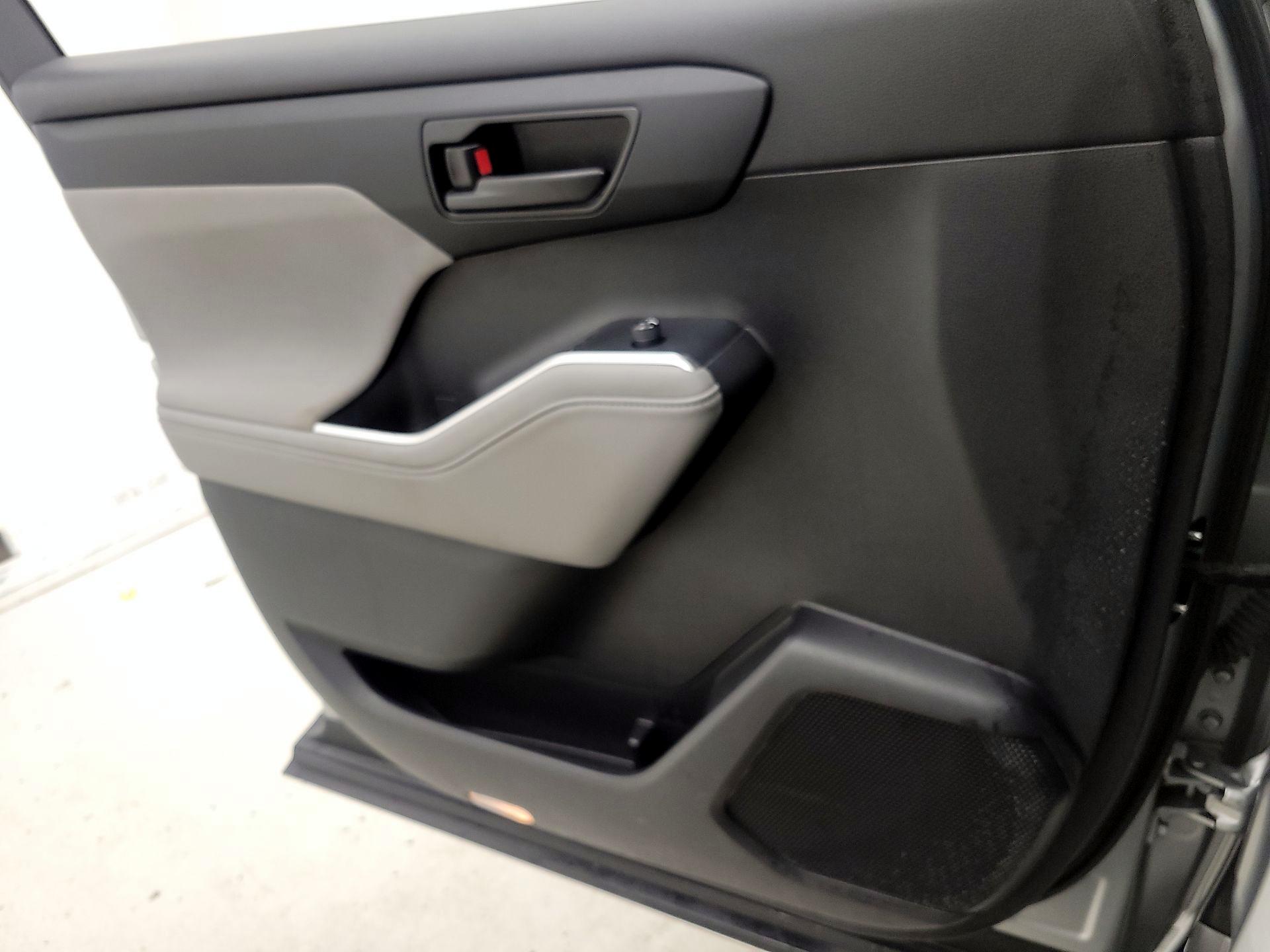 Thumbnail: 2022 Toyota Highlander - 13