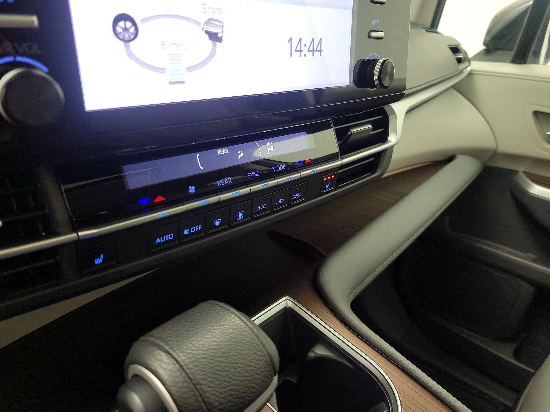 Thumbnail: 2022 Toyota Sienna - 16