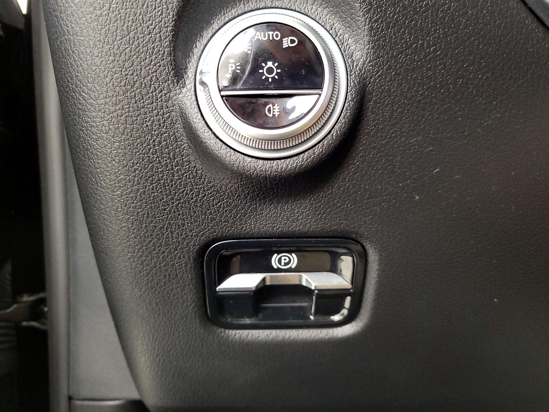 Thumbnail: 2023 Mercedes-Benz C-Class - 13