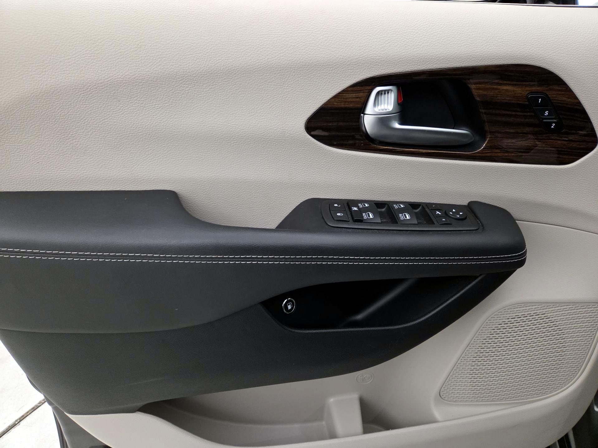 Thumbnail: 2023 Chrysler Pacifica - 12