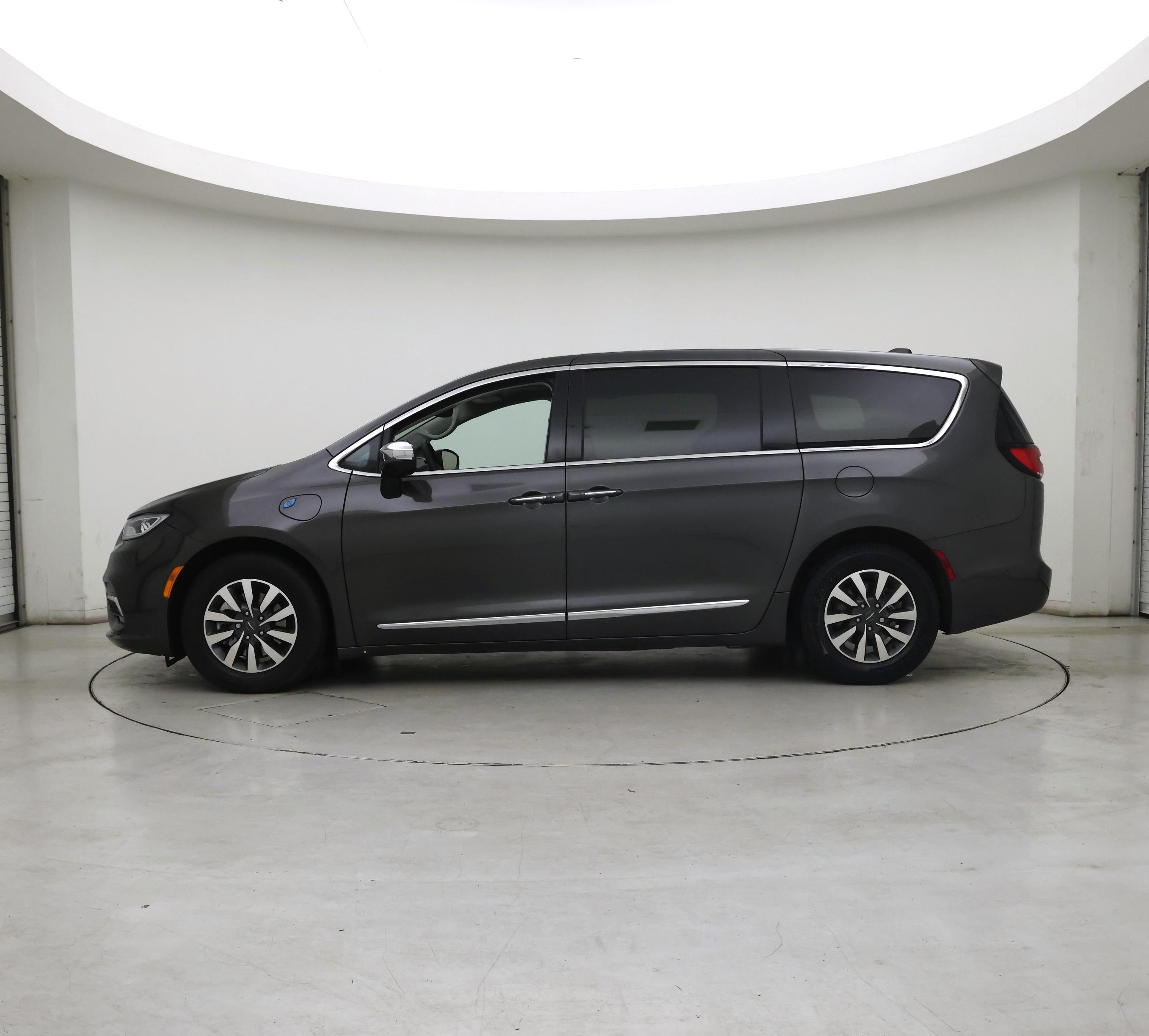 Thumbnail: 2023 Chrysler Pacifica - 3