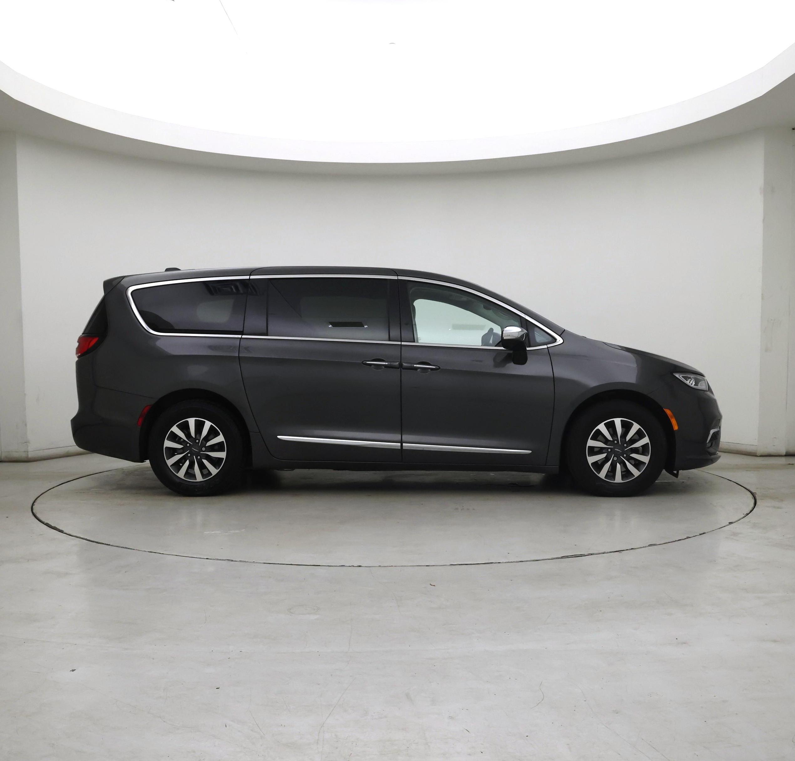 Thumbnail: 2023 Chrysler Pacifica - 7