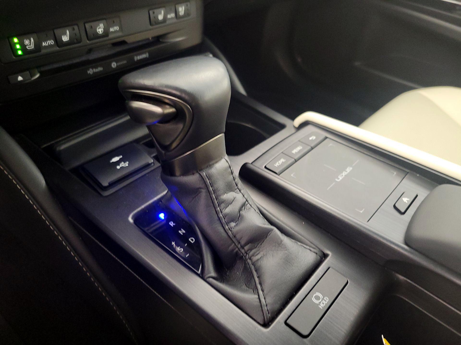 Thumbnail: 2022 Lexus ES - 17