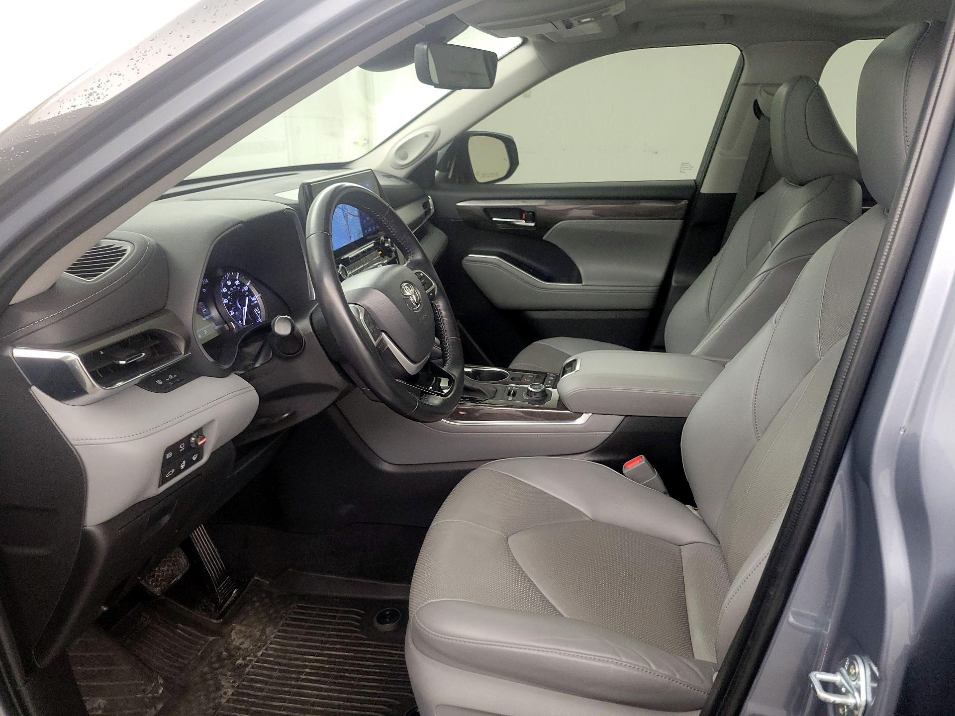 Thumbnail: 2022 Toyota Highlander - 11