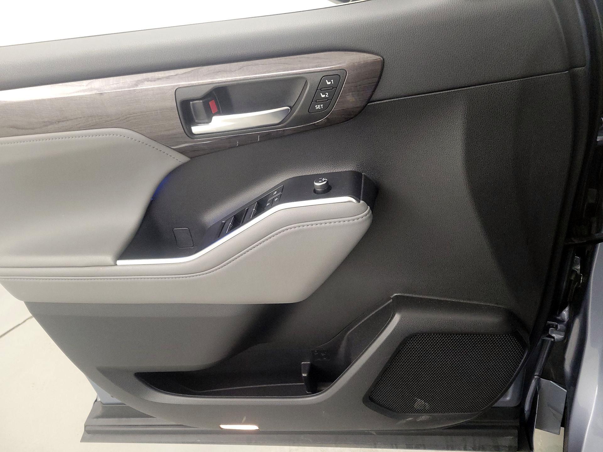 Thumbnail: 2022 Toyota Highlander - 12