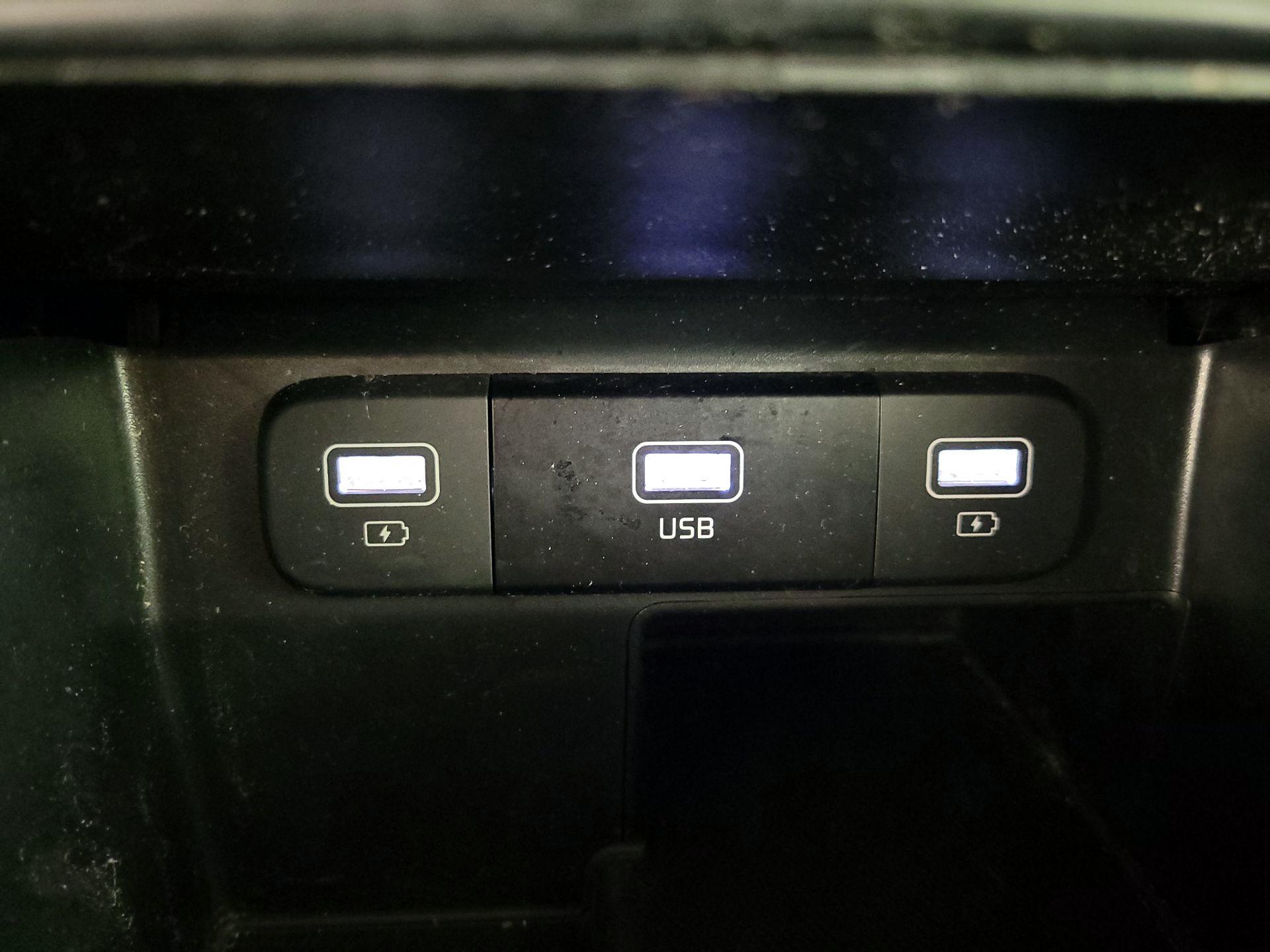 Thumbnail: 2023 Kia Sorento - 17