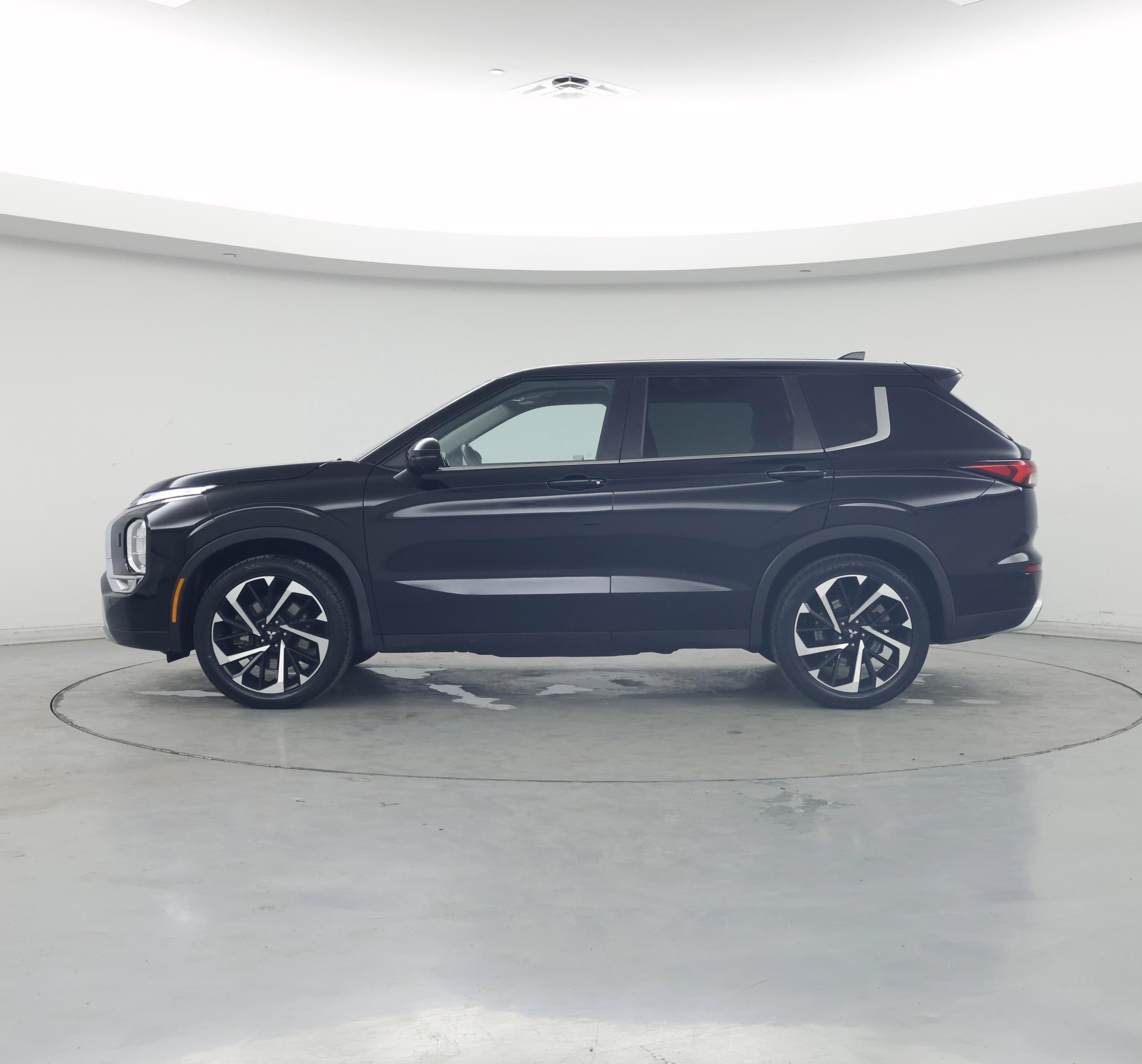 Thumbnail: 2022 Mitsubishi Outlander - 3