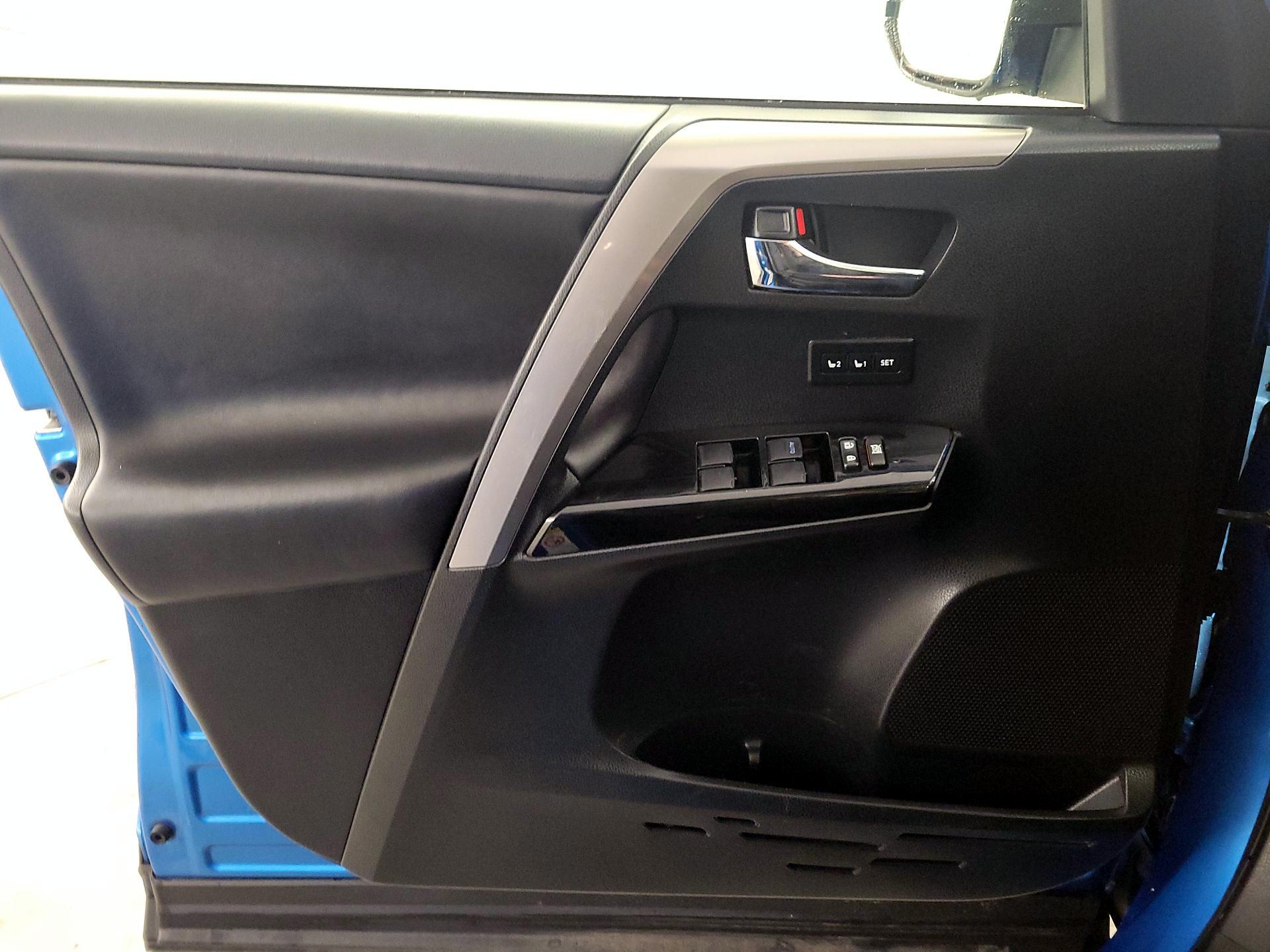 Thumbnail: 2018 Toyota RAV4 - 12