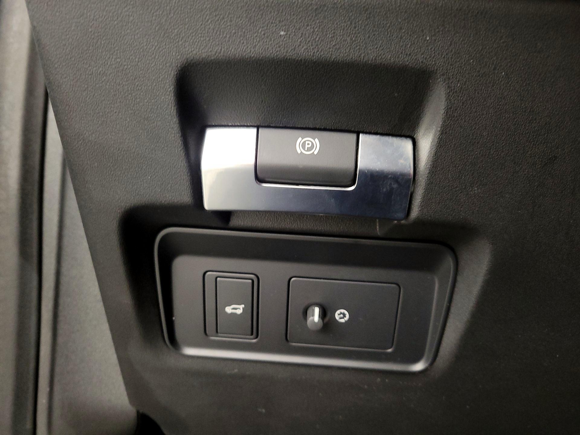 Thumbnail: 2021 Land Rover Discovery Sport - 13