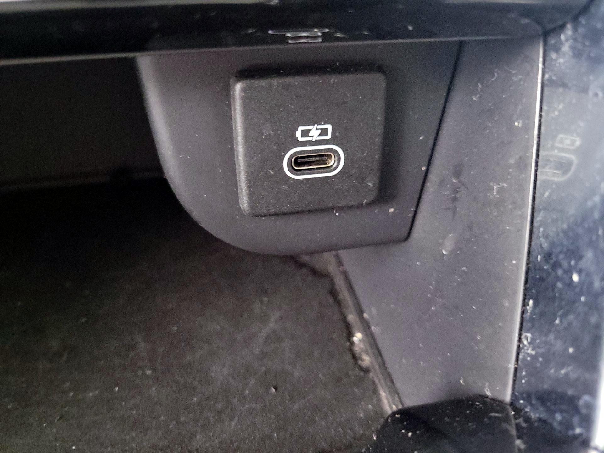 Thumbnail: 2021 Land Rover Discovery Sport - 19