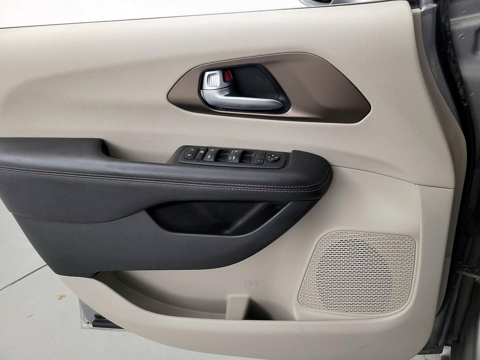 Thumbnail: 2018 Chrysler Pacifica - 12