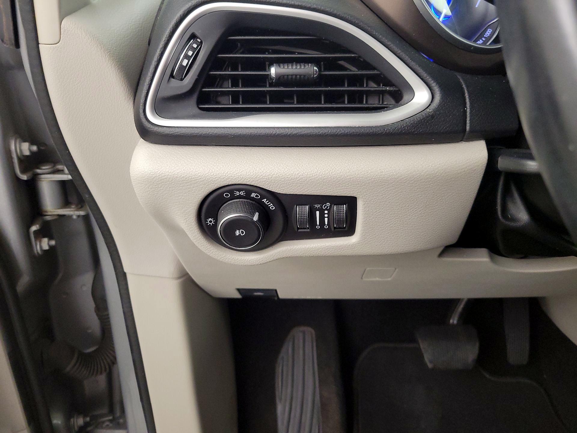 Thumbnail: 2018 Chrysler Pacifica - 13