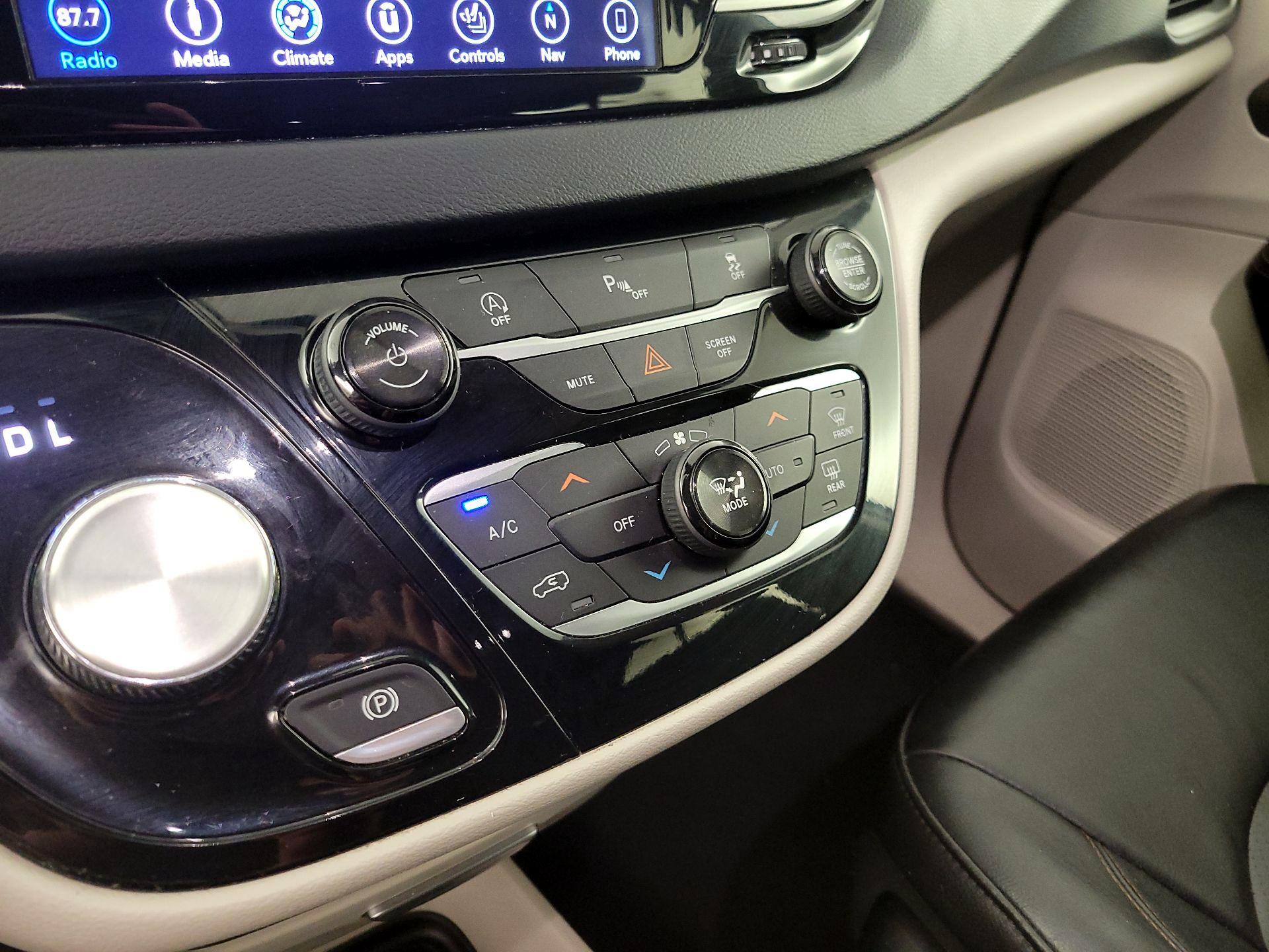 Thumbnail: 2018 Chrysler Pacifica - 17