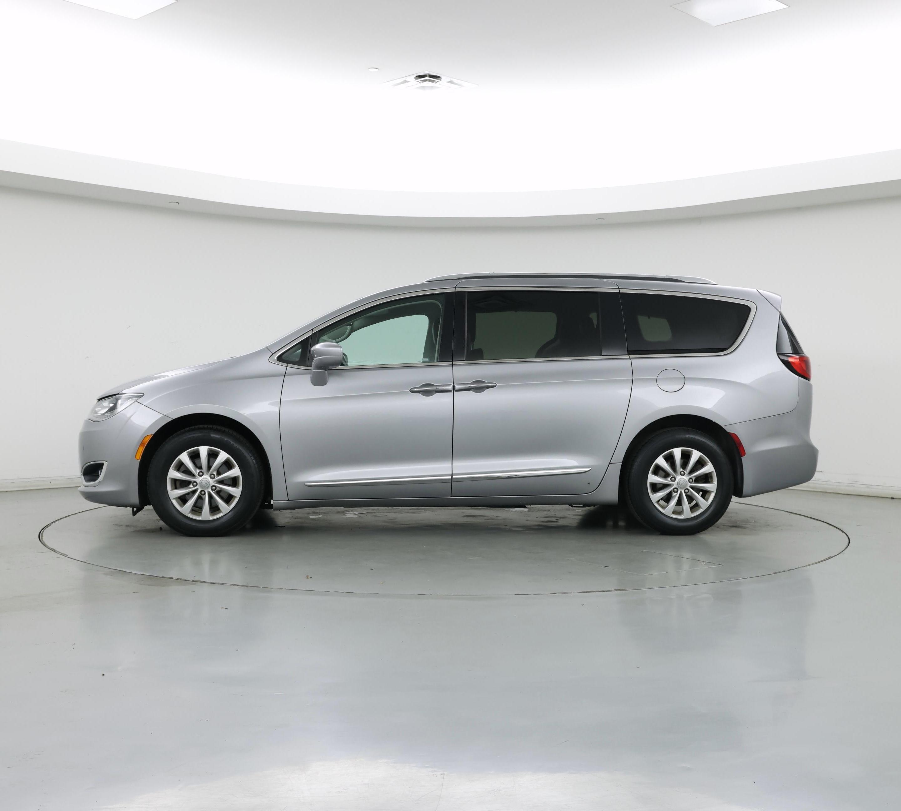 Thumbnail: 2018 Chrysler Pacifica - 3