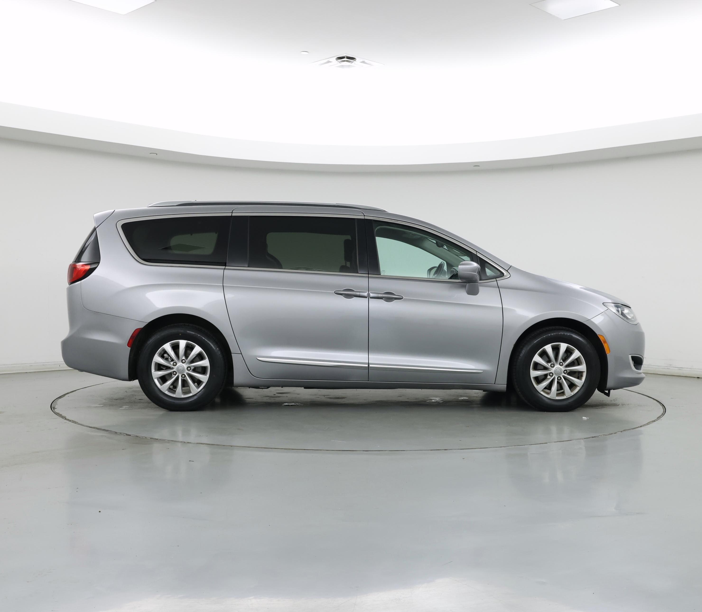 Thumbnail: 2018 Chrysler Pacifica - 7