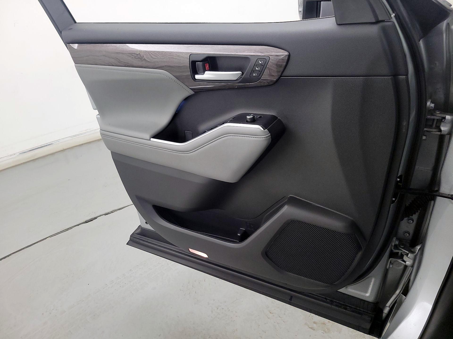 Thumbnail: 2023 Toyota Highlander - 12