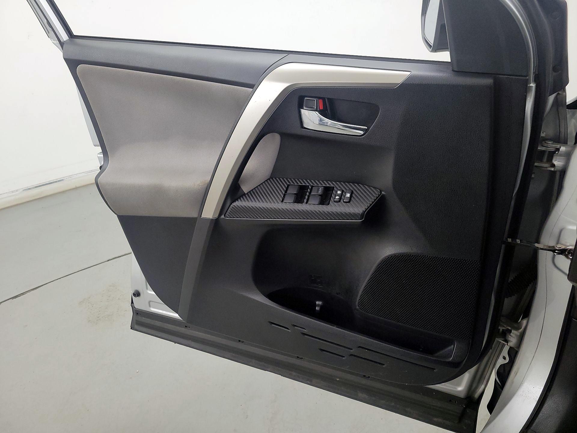 Thumbnail: 2015 Toyota RAV4 - 12