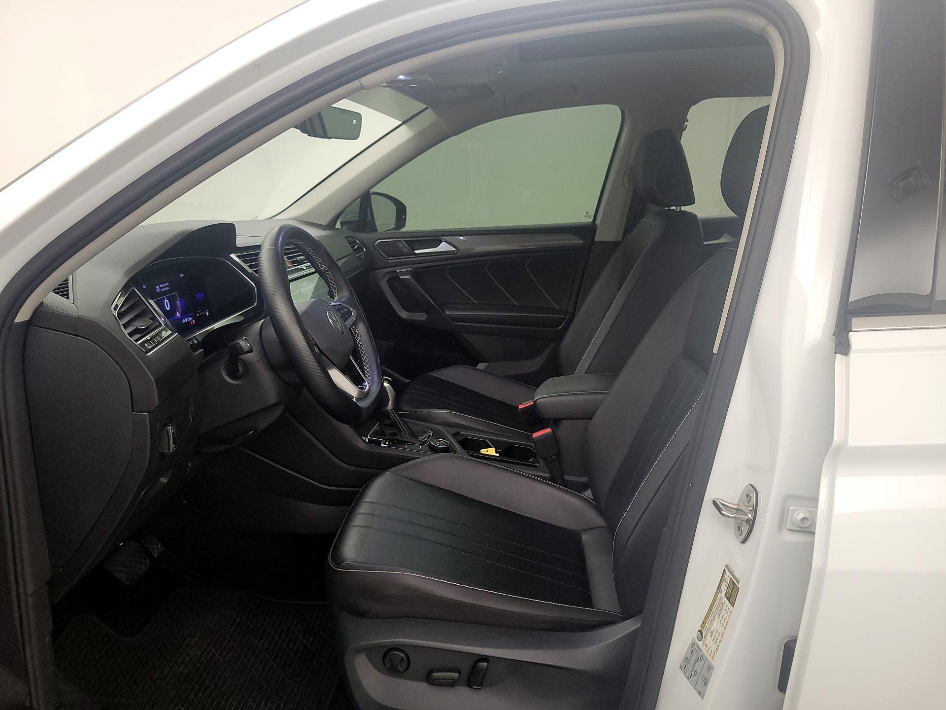 Thumbnail: 2022 Volkswagen Tiguan - 11