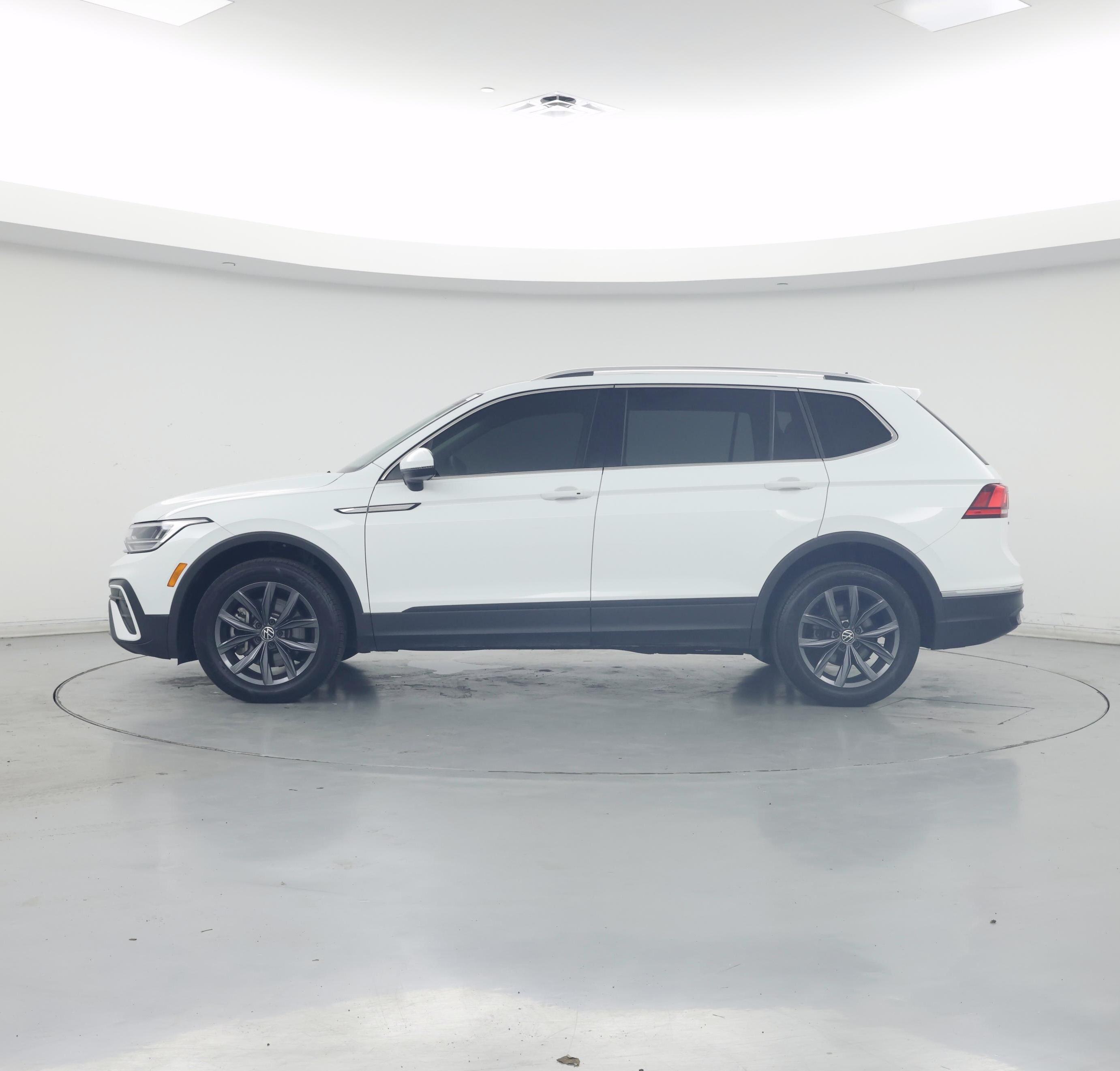 Thumbnail: 2022 Volkswagen Tiguan - 3