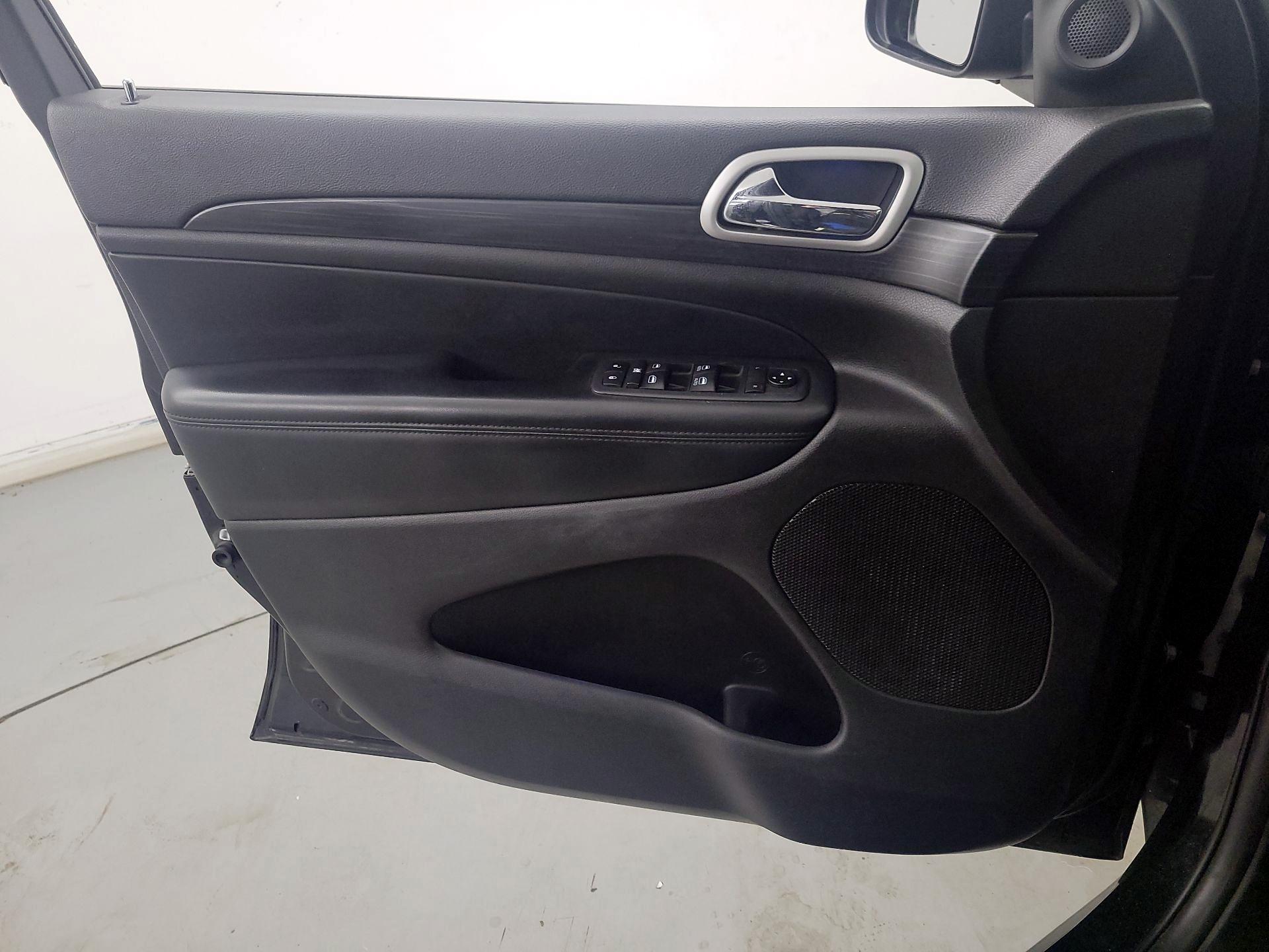 Thumbnail: 2020 Jeep Grand Cherokee - 12