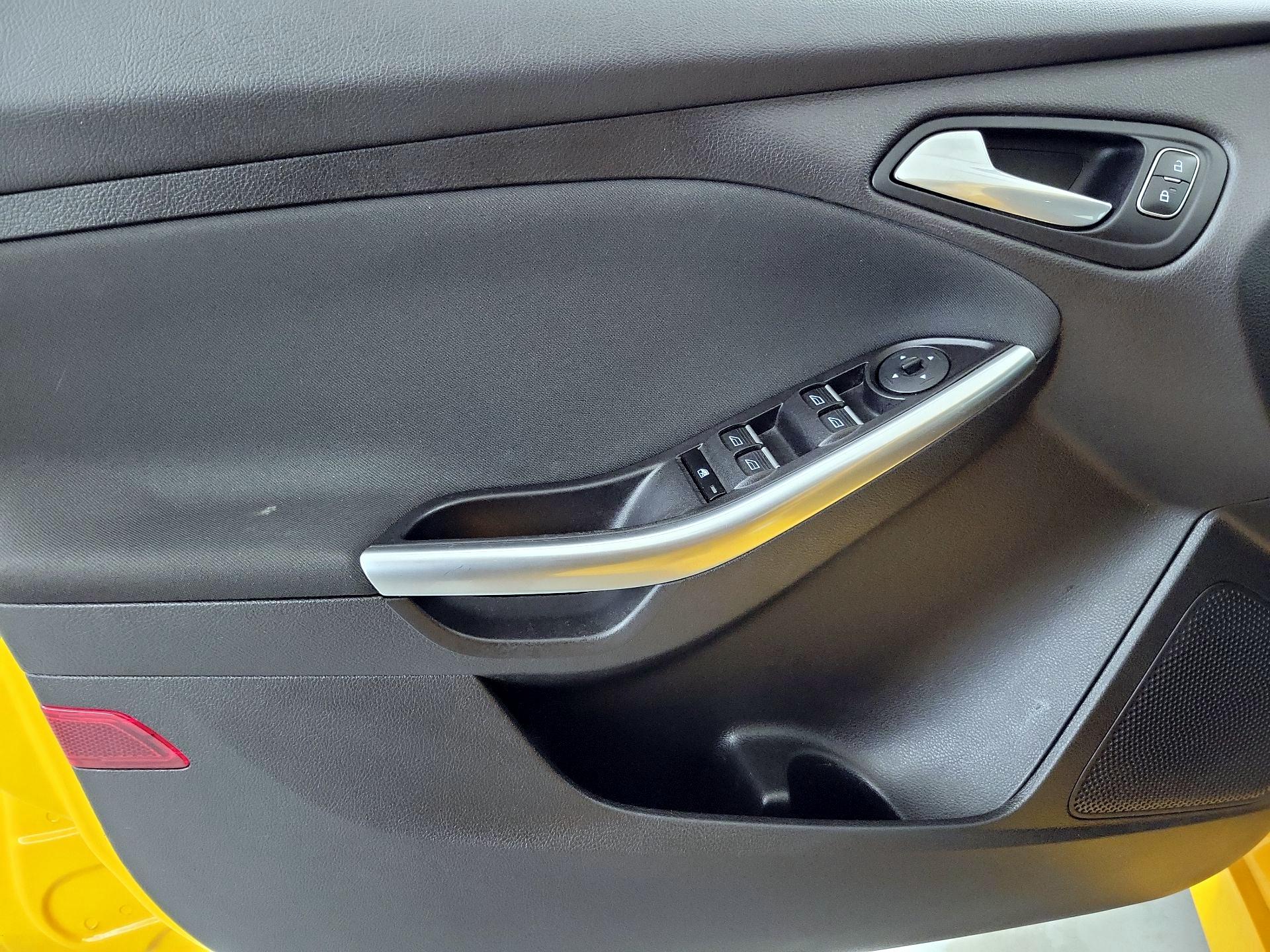 Thumbnail: 2015 Ford Focus - 12