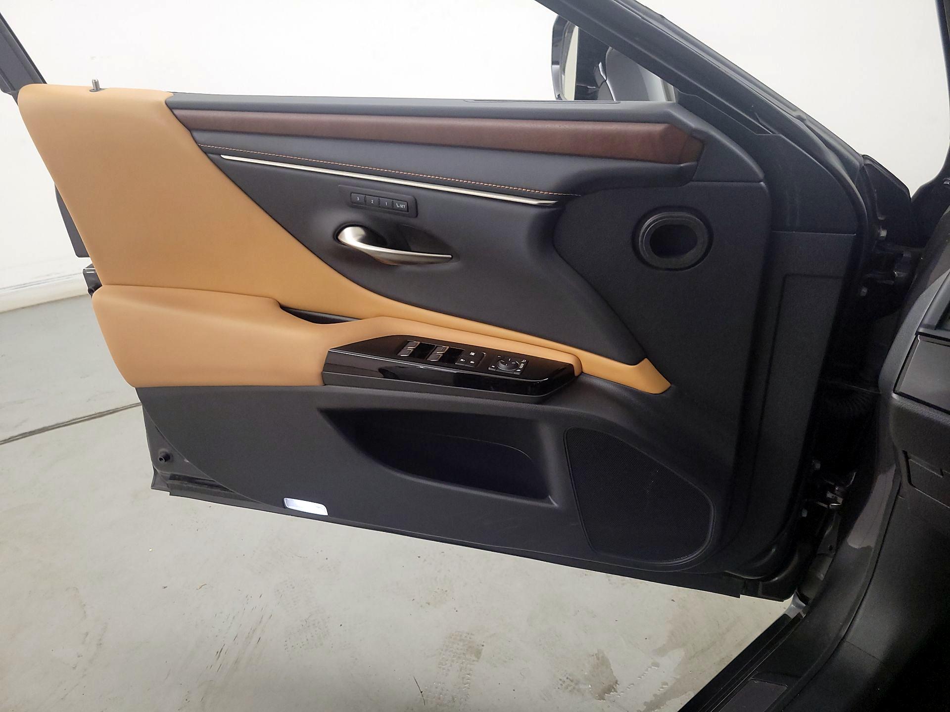 Thumbnail: 2022 Lexus ES - 12