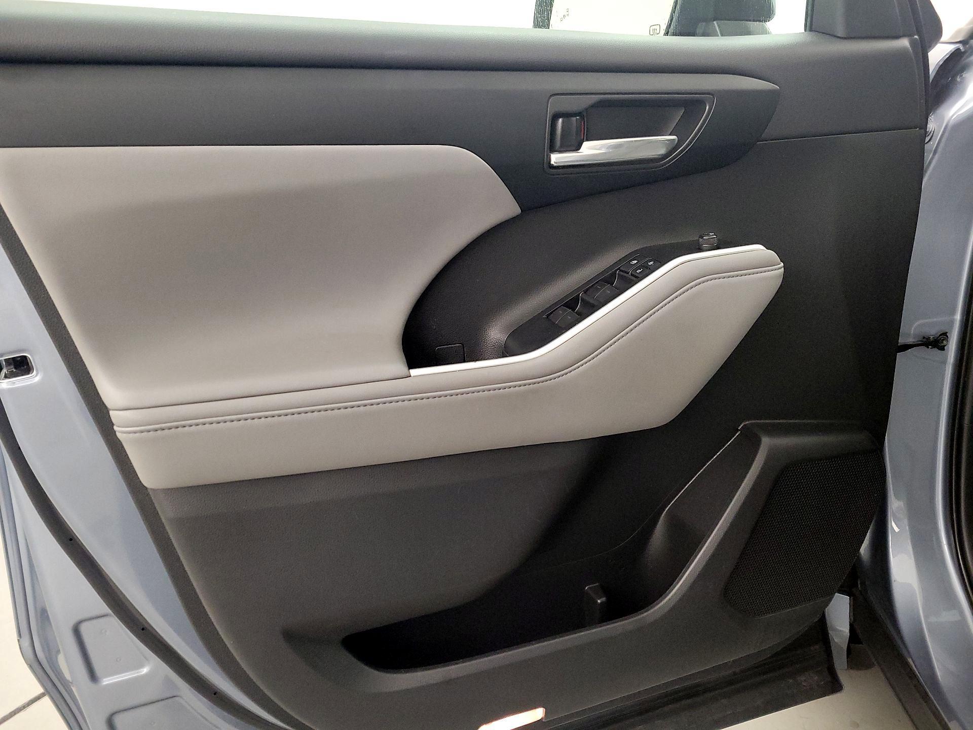 Thumbnail: 2020 Toyota Highlander - 12