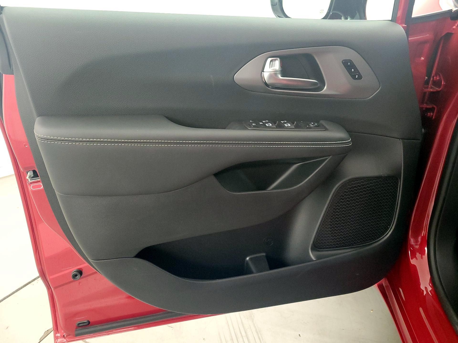 Thumbnail: 2025 Chrysler Pacifica - 12