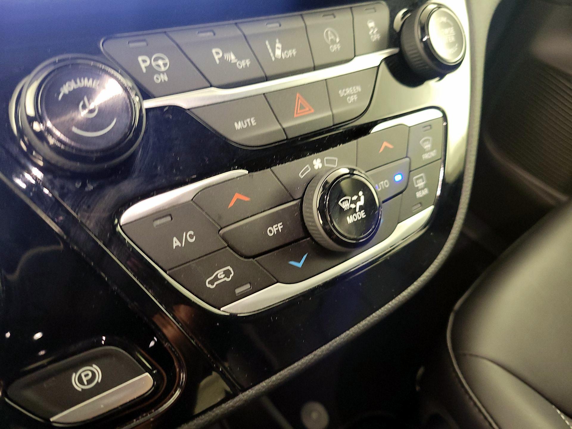 Thumbnail: 2025 Chrysler Pacifica - 16