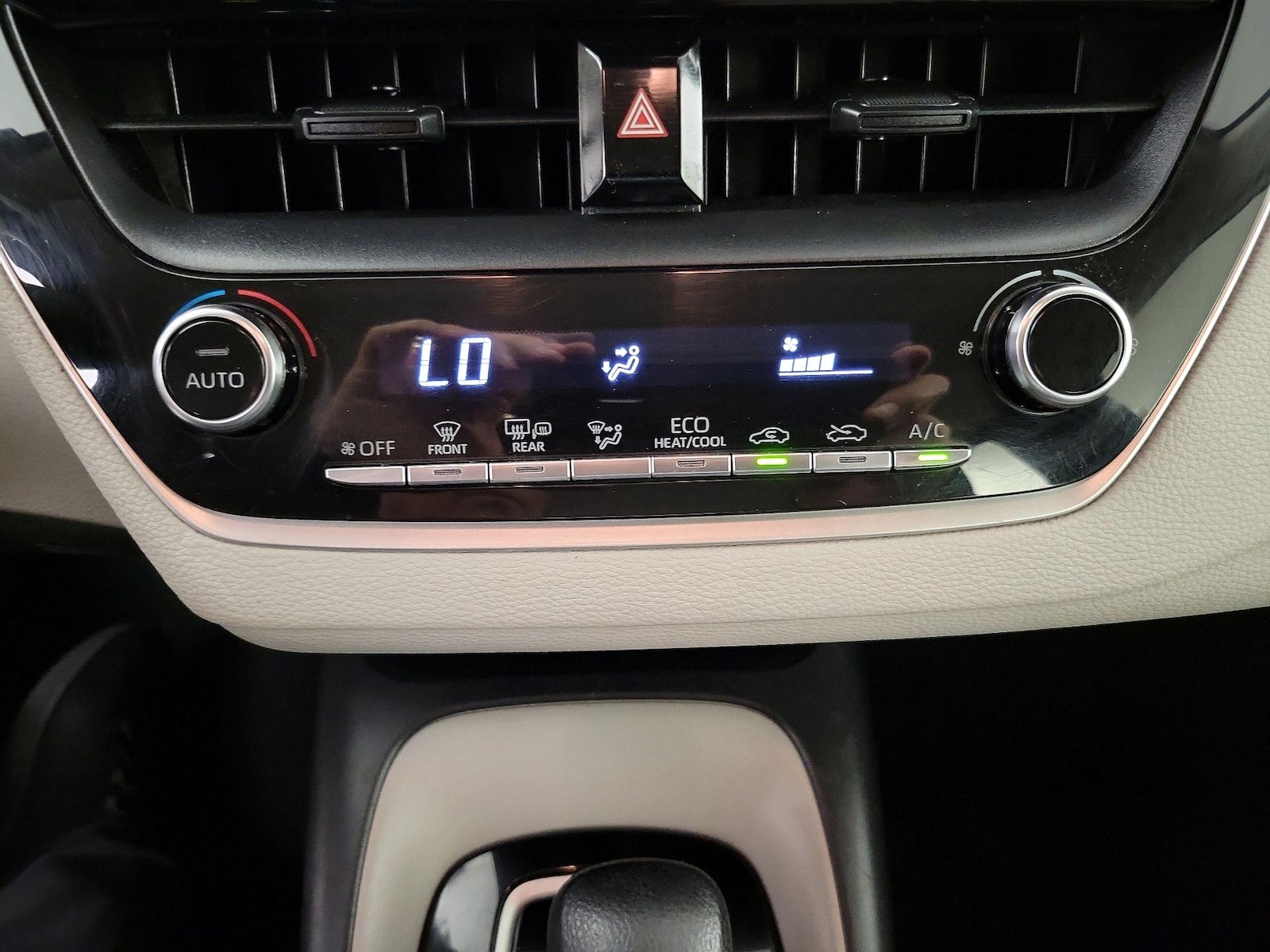 2020 Toyota Corolla LE - Photo 18