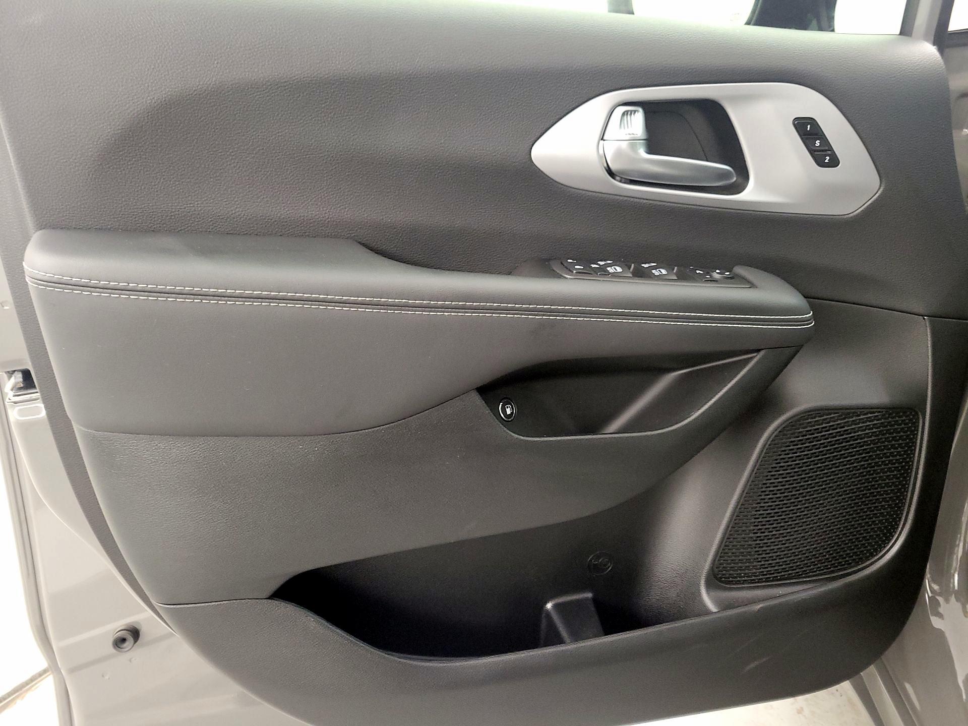 Thumbnail: 2025 Chrysler Pacifica - 12