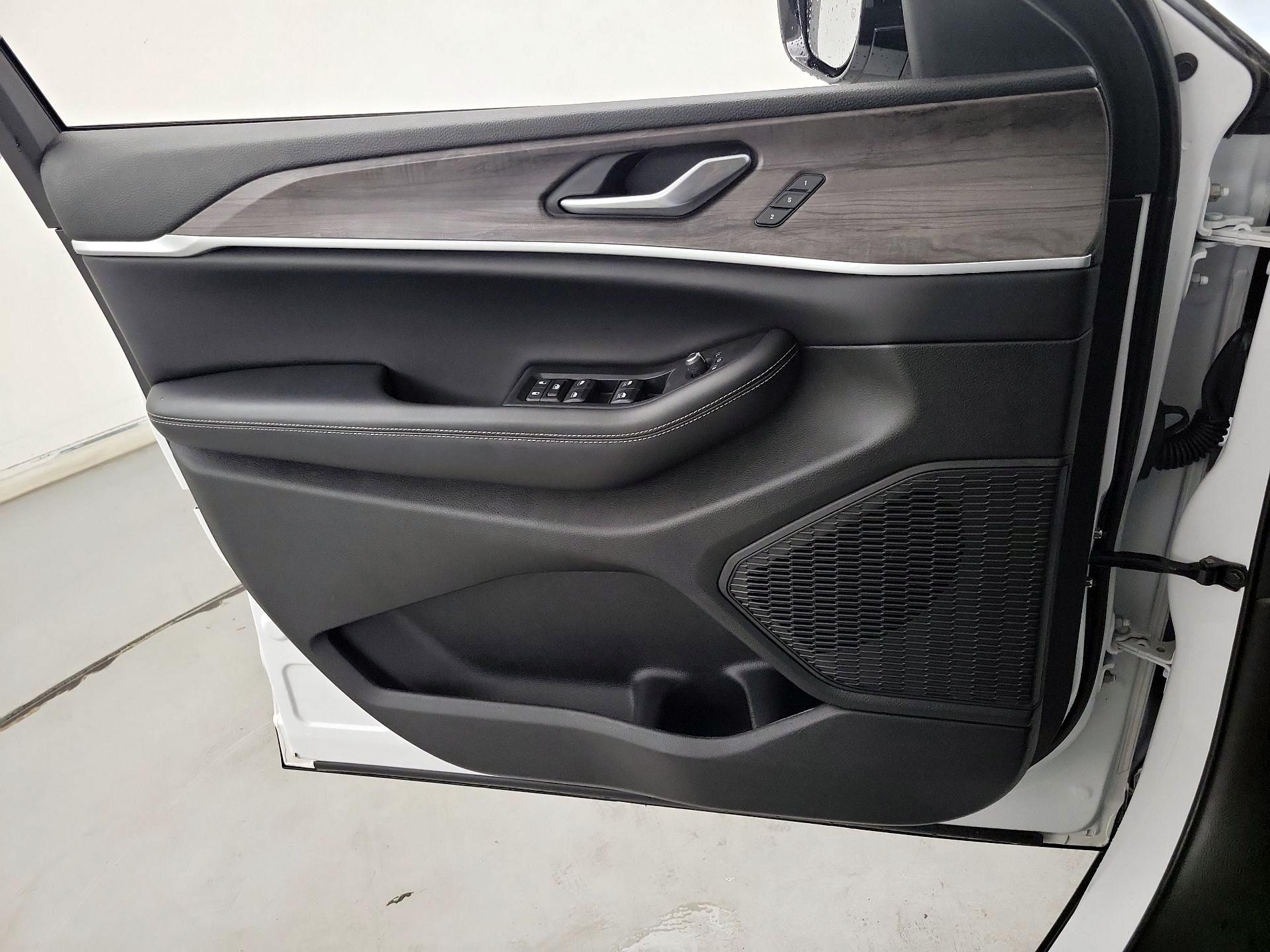 Thumbnail: 2023 Jeep Grand Cherokee - 12