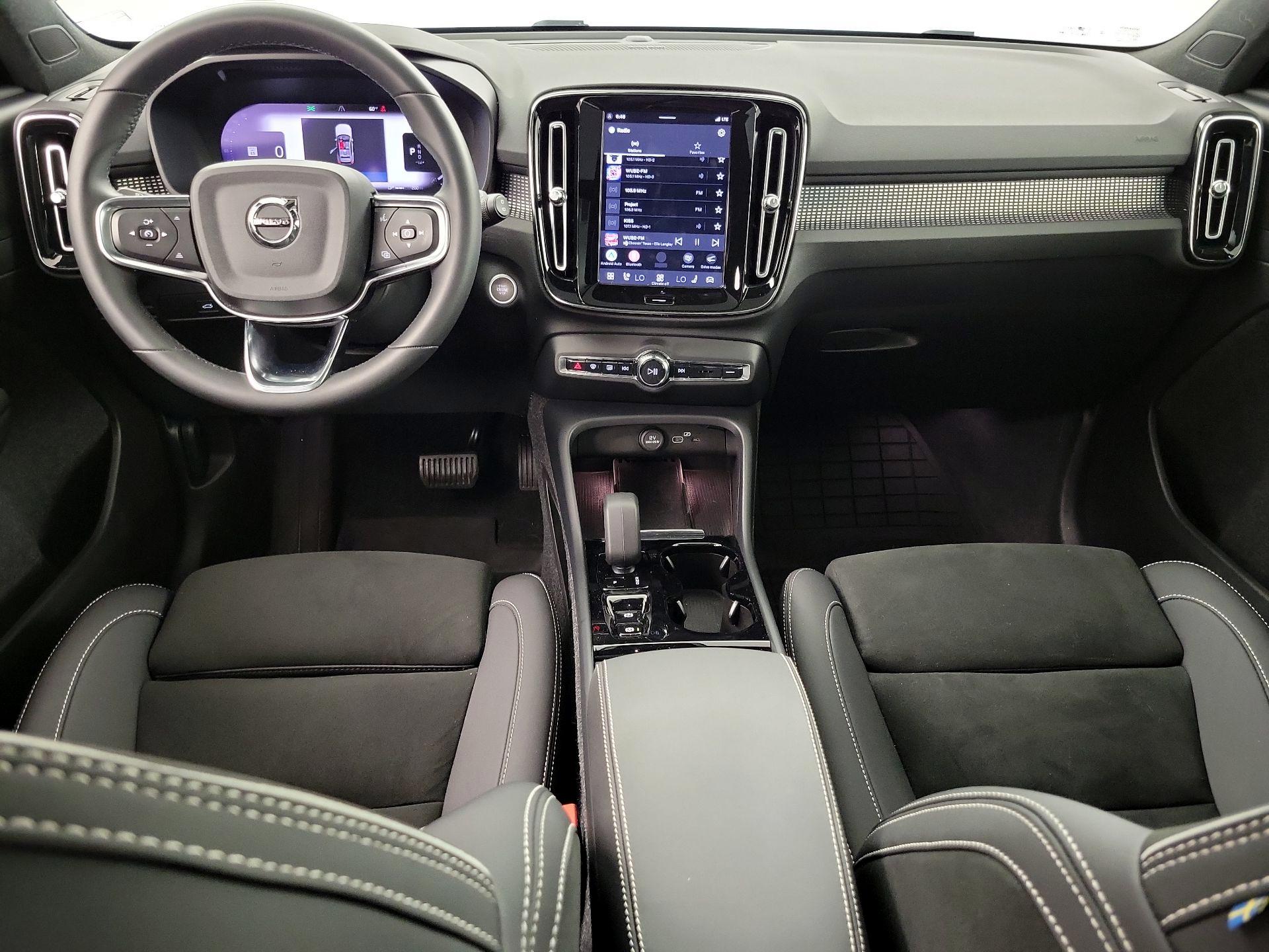 Thumbnail: 2023 Volvo XC40 - 9