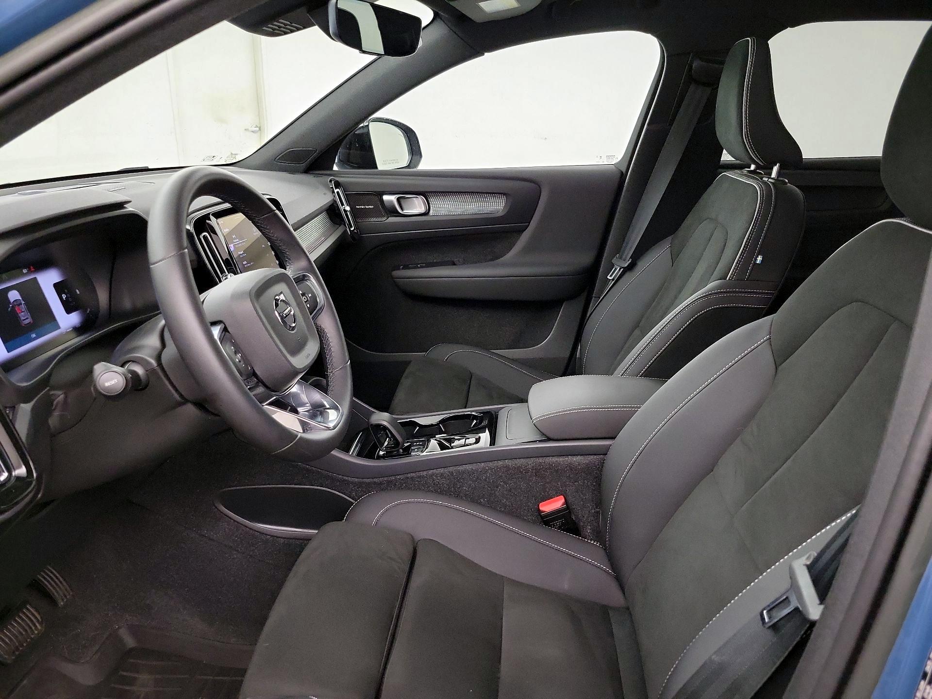Thumbnail: 2023 Volvo XC40 - 11