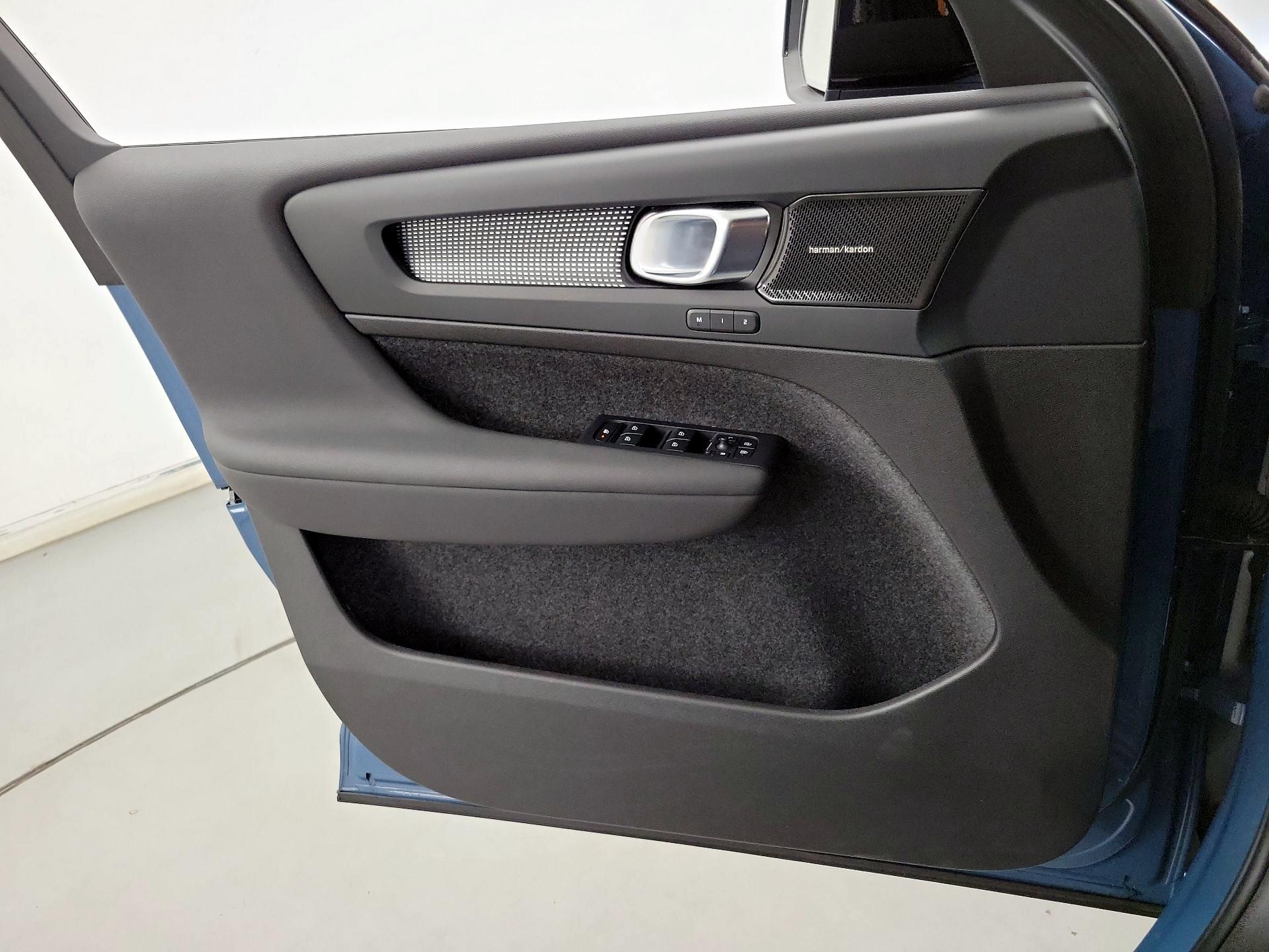 Thumbnail: 2023 Volvo XC40 - 12