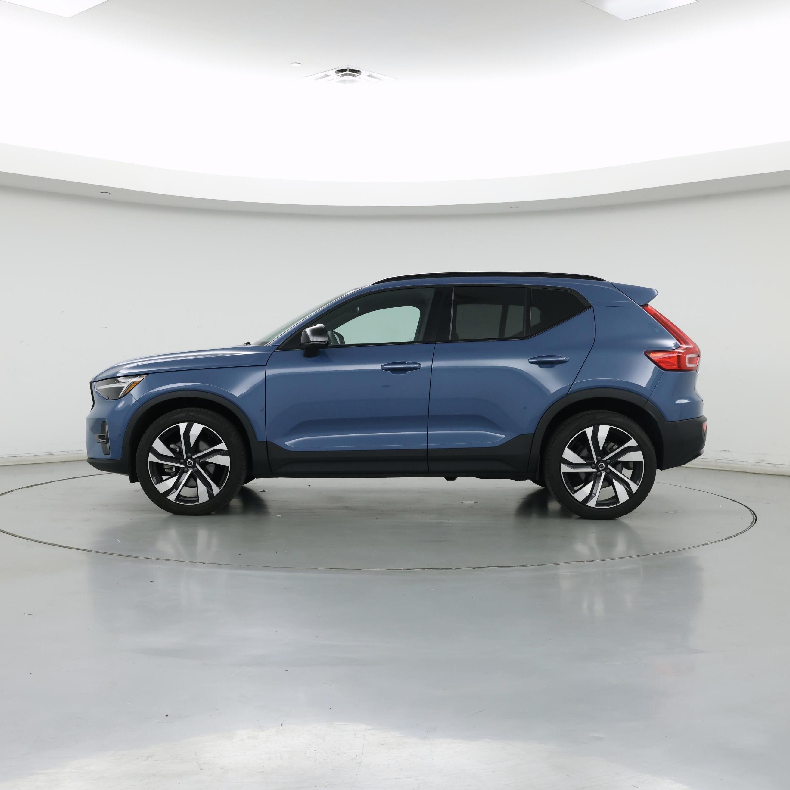 Thumbnail: 2023 Volvo XC40 - 3