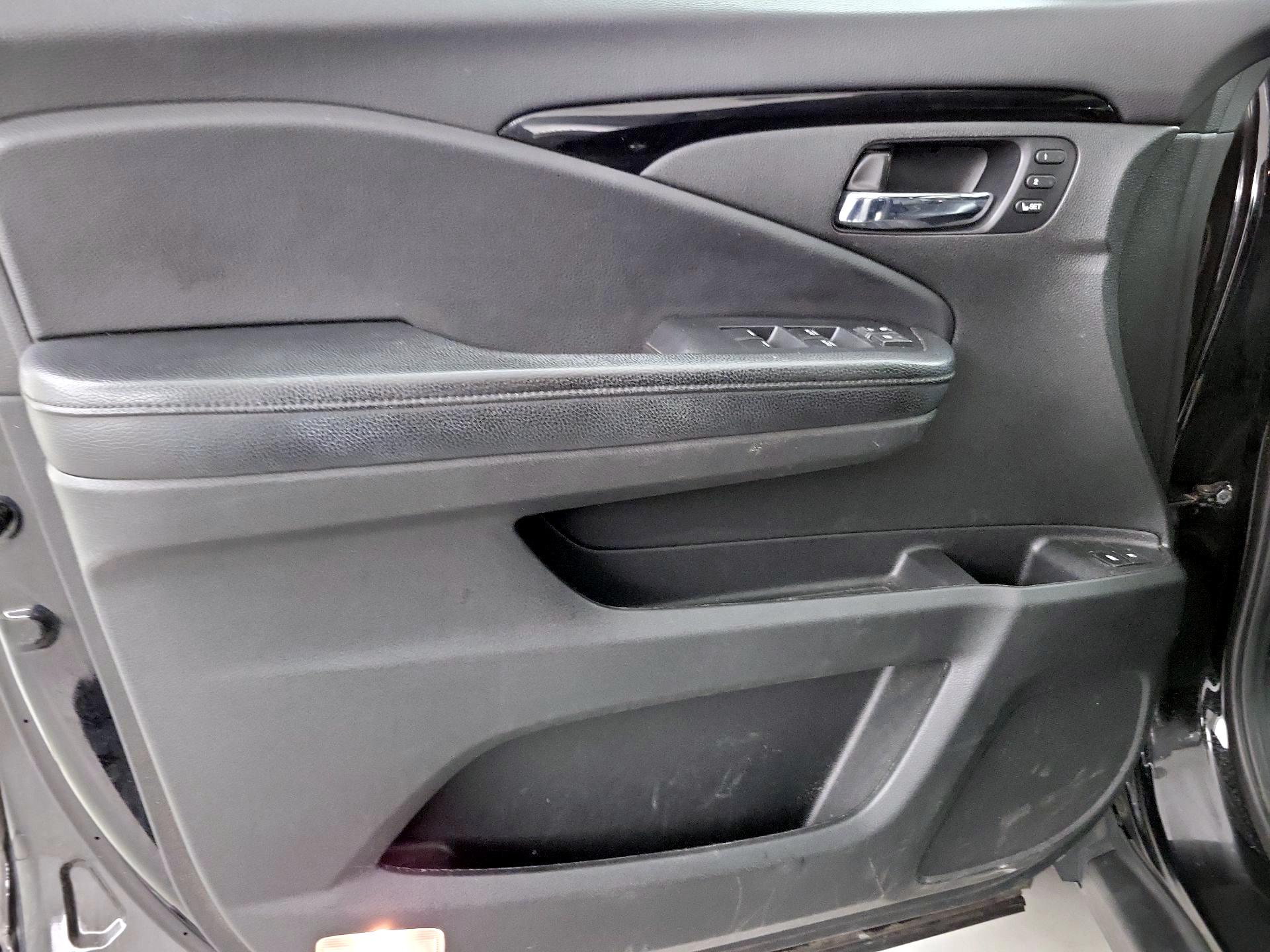Thumbnail: 2019 Honda Pilot - 12