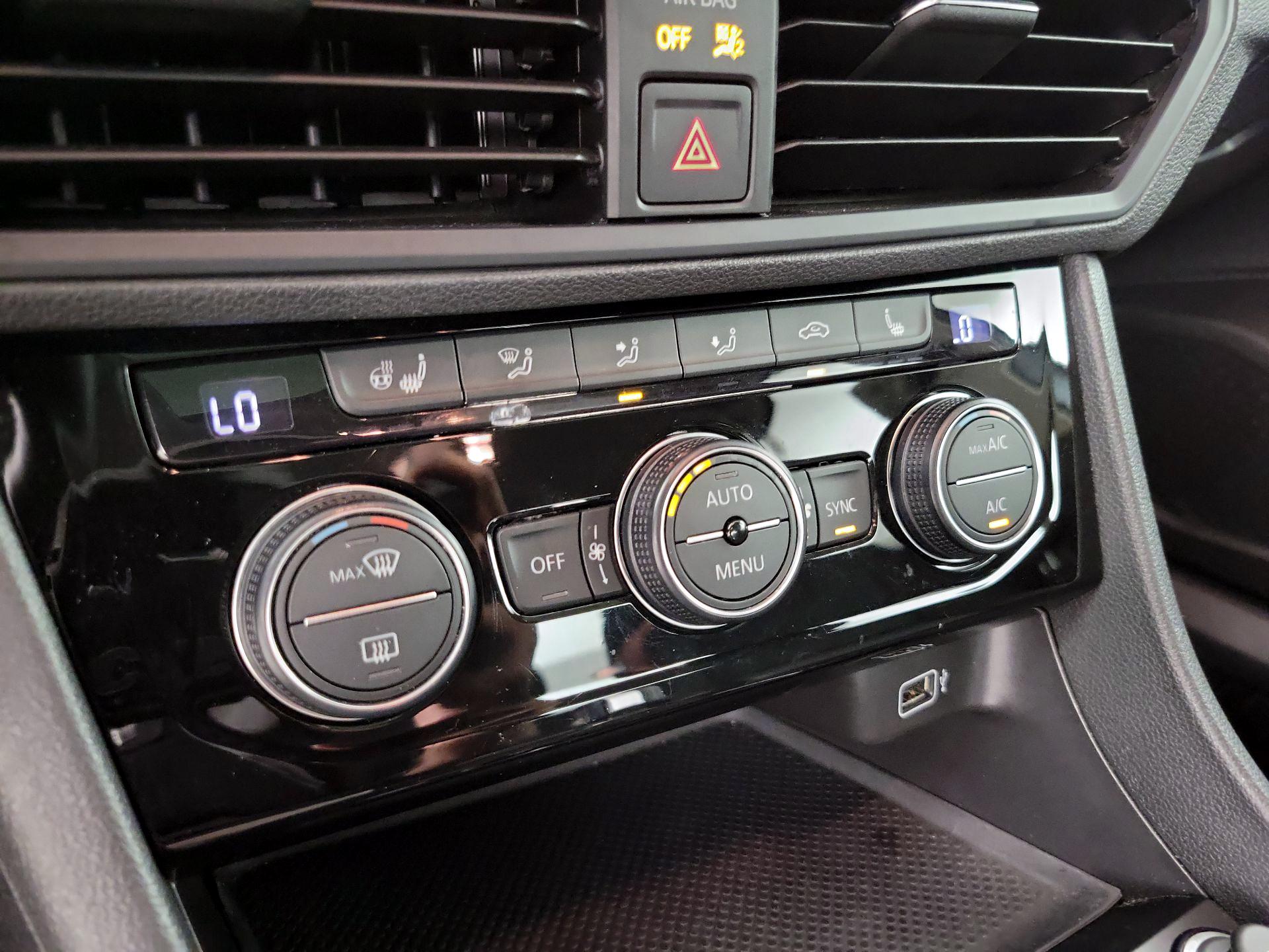 Thumbnail: 2019 Volkswagen Jetta - 16