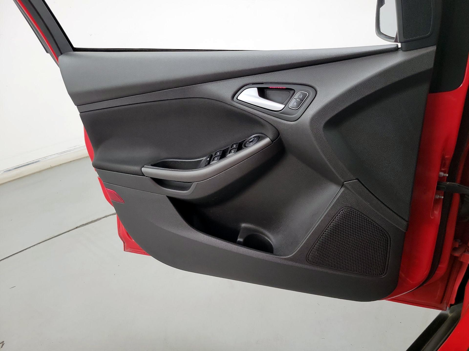 Thumbnail: 2015 Ford Focus - 12