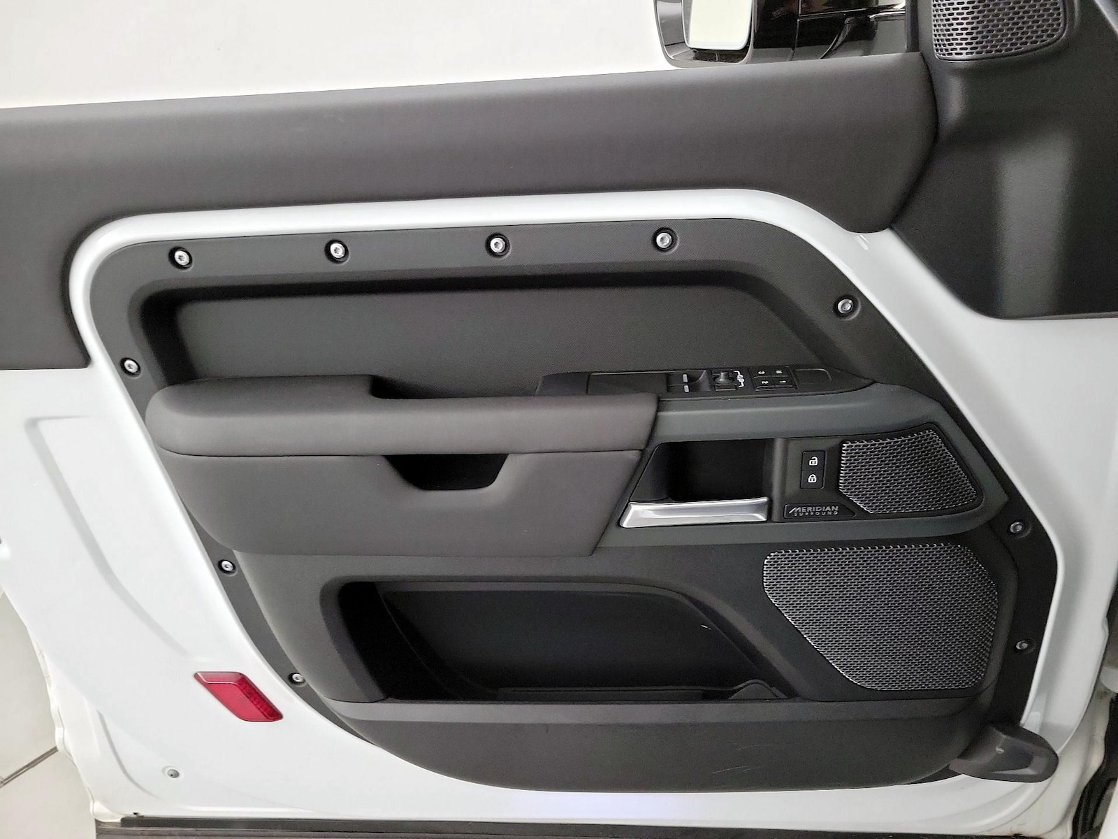 2024 Land Rover Defender X-Dynamic SE - Photo 13