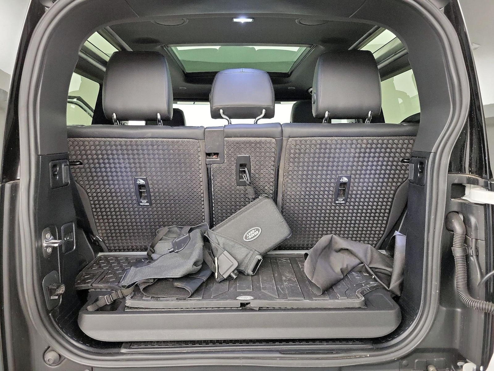 2024 Land Rover Defender X-Dynamic SE - Photo 23