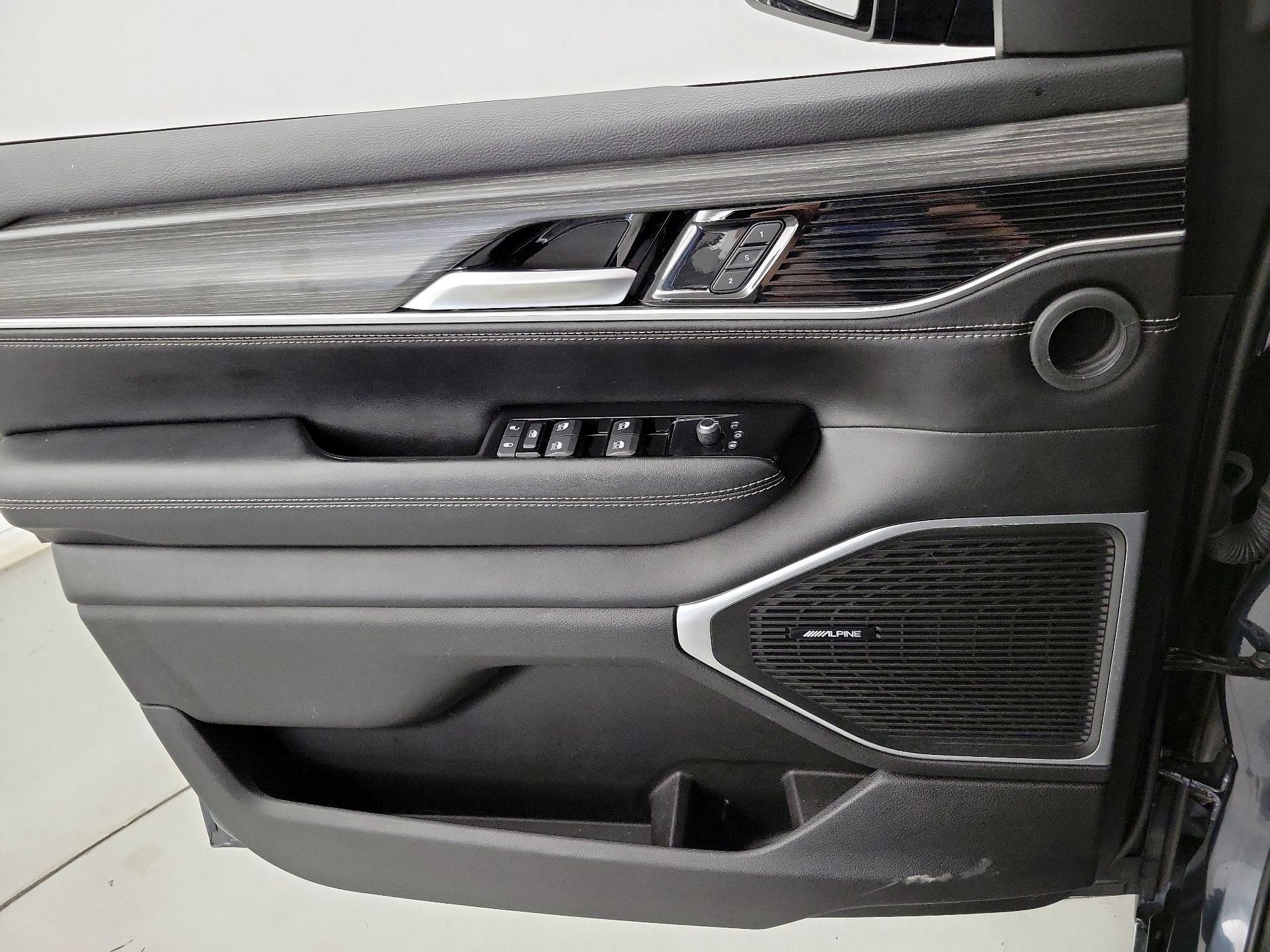 Thumbnail: 2024 Jeep Wagoneer - 12