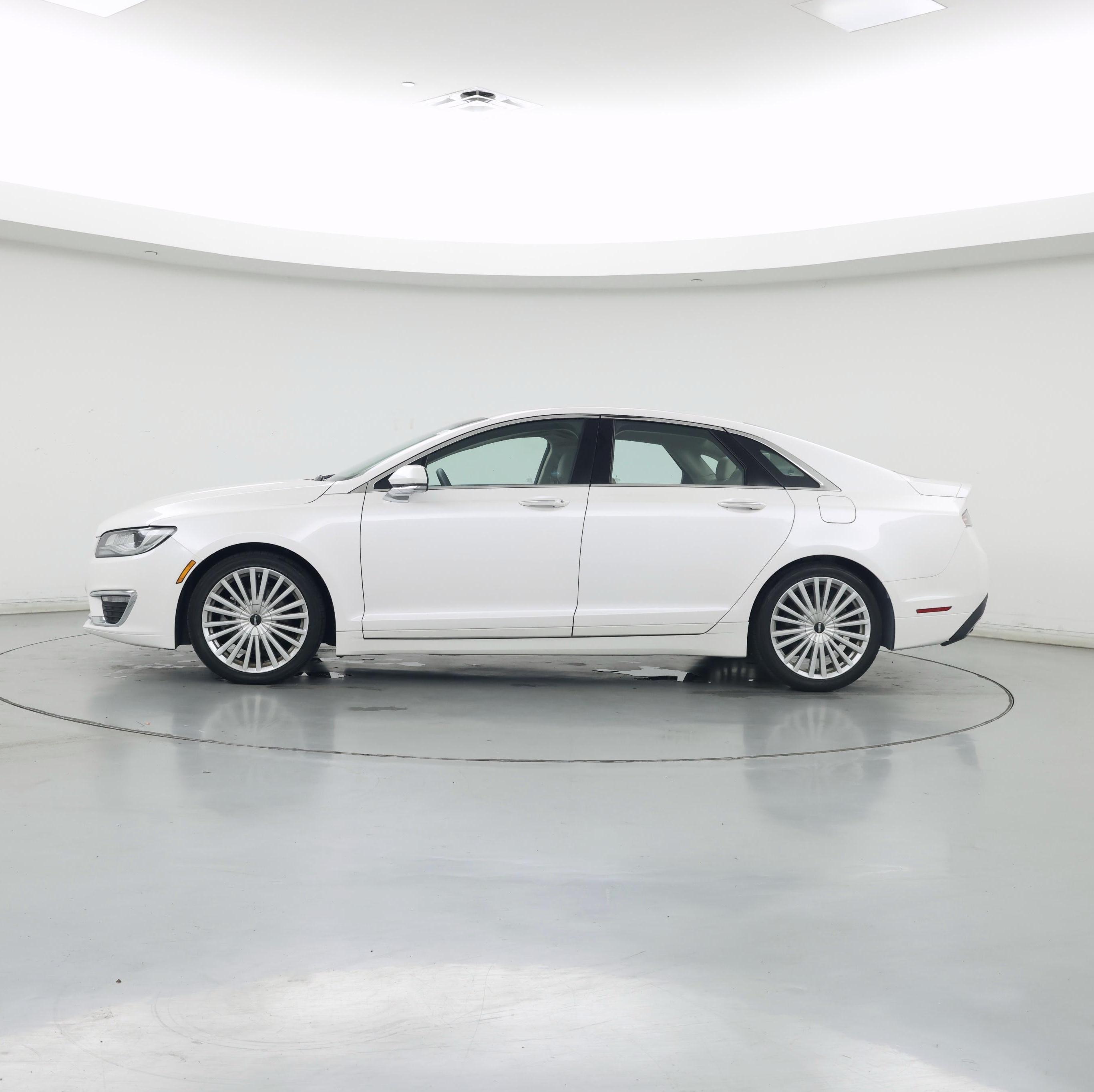 Thumbnail: 2017 Lincoln MKZ - 3