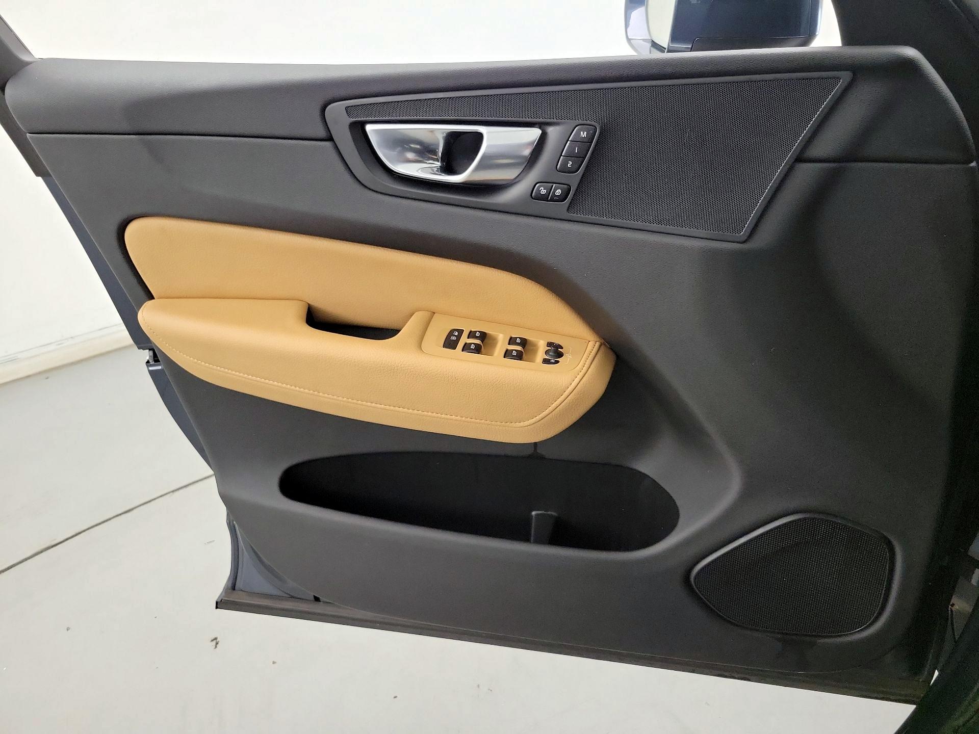 Thumbnail: 2020 Volvo XC60 - 12
